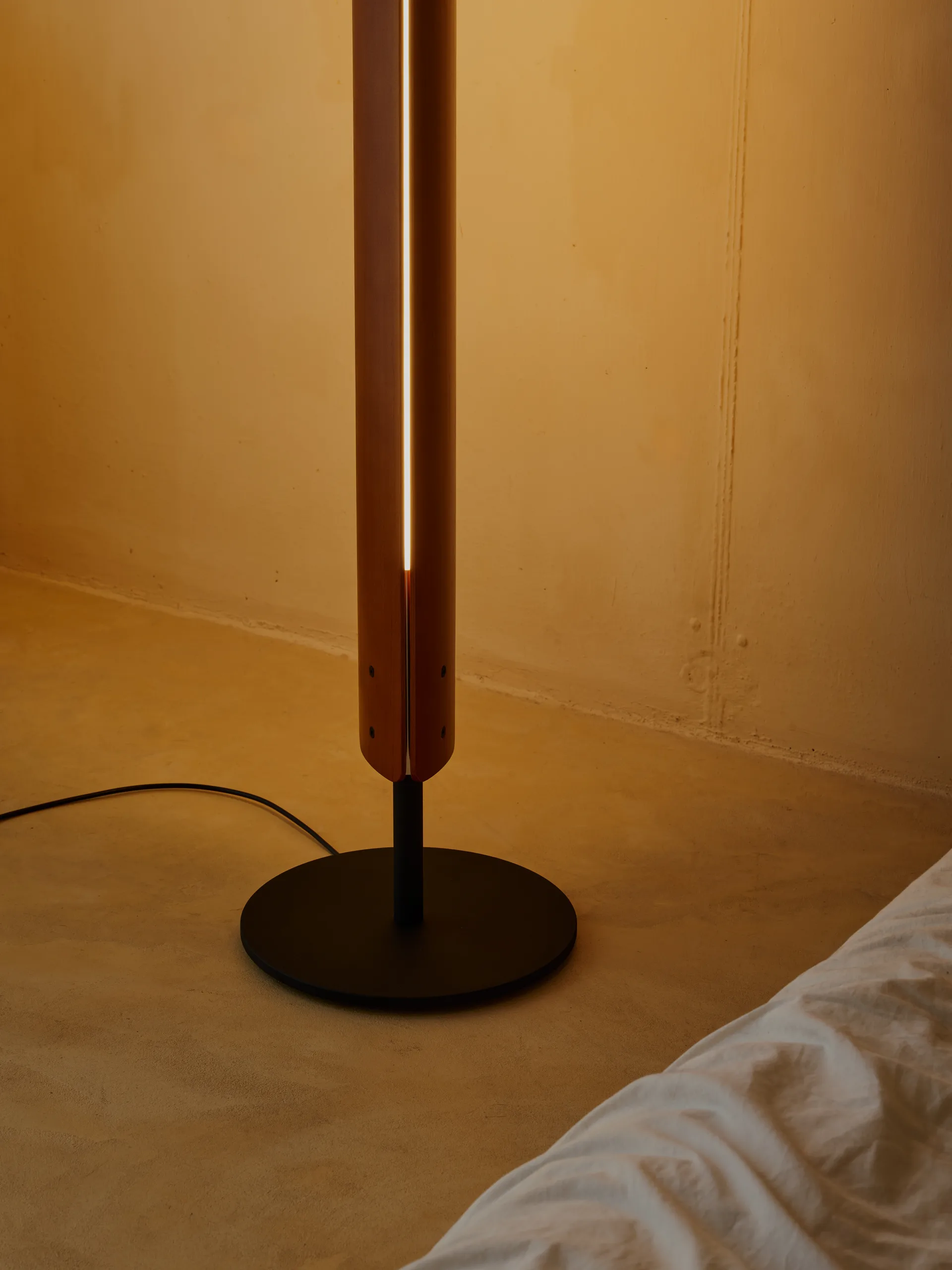 Lampa podłogowa Seki-han 226 cm, Metal popielato-czarny poddany obróbce cieplnej Flos