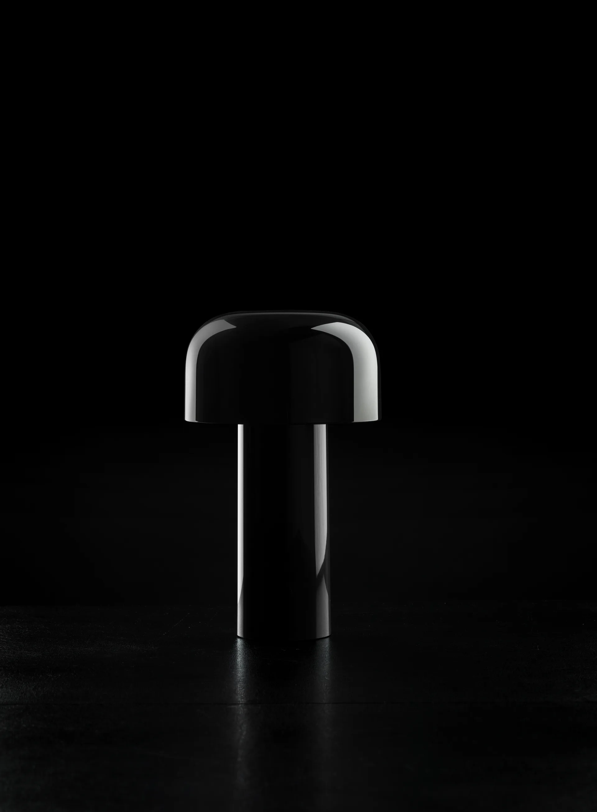 Lampa stołowa przenośna Bellhop, Glossy black, IP54 (wewnątrz/na zewnątrz) Flos