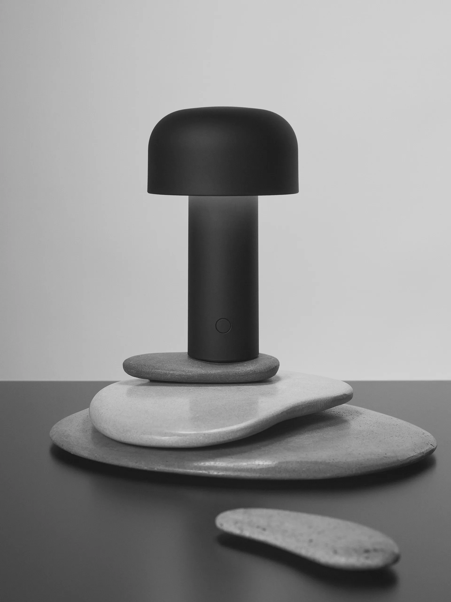 Lampa stołowa przenośna Bellhop, Matte black Flos