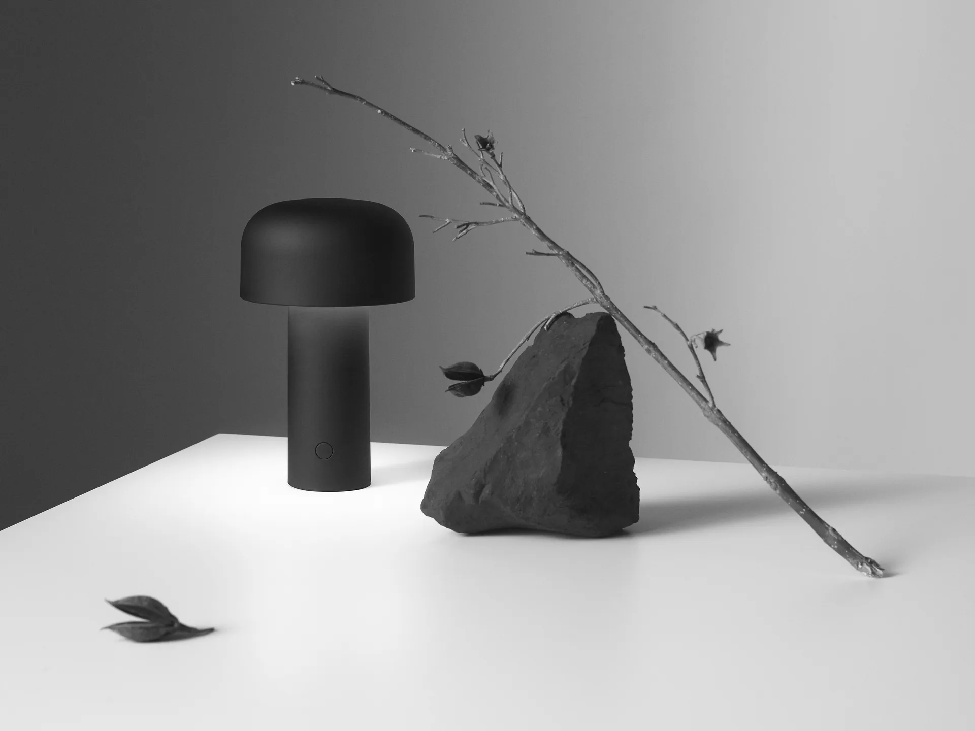 Lampa stołowa przenośna Bellhop, Matte black Flos