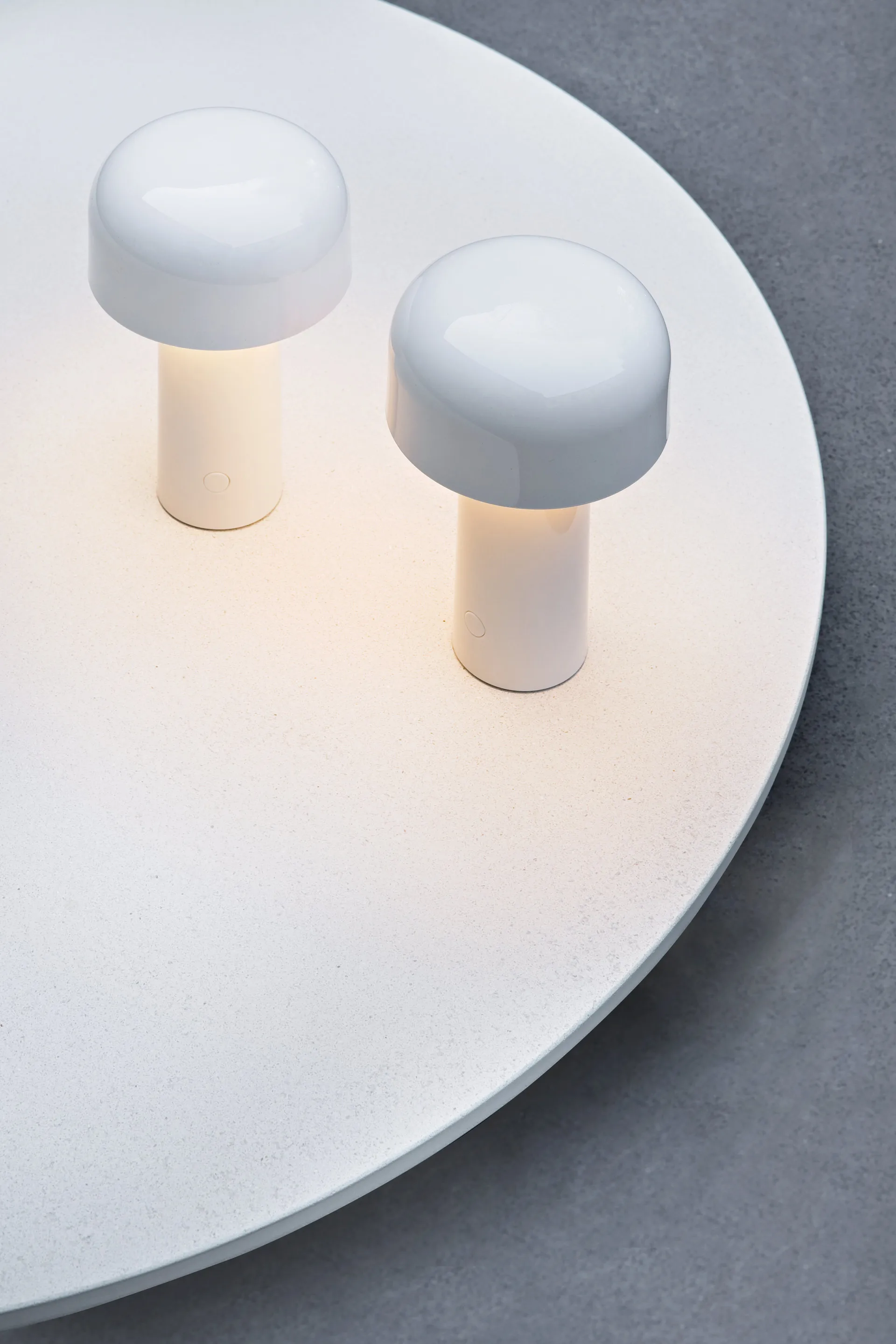Lampa stołowa przenośna Bellhop, White, IP54 (wewnątrz/na zewnątrz) Flos