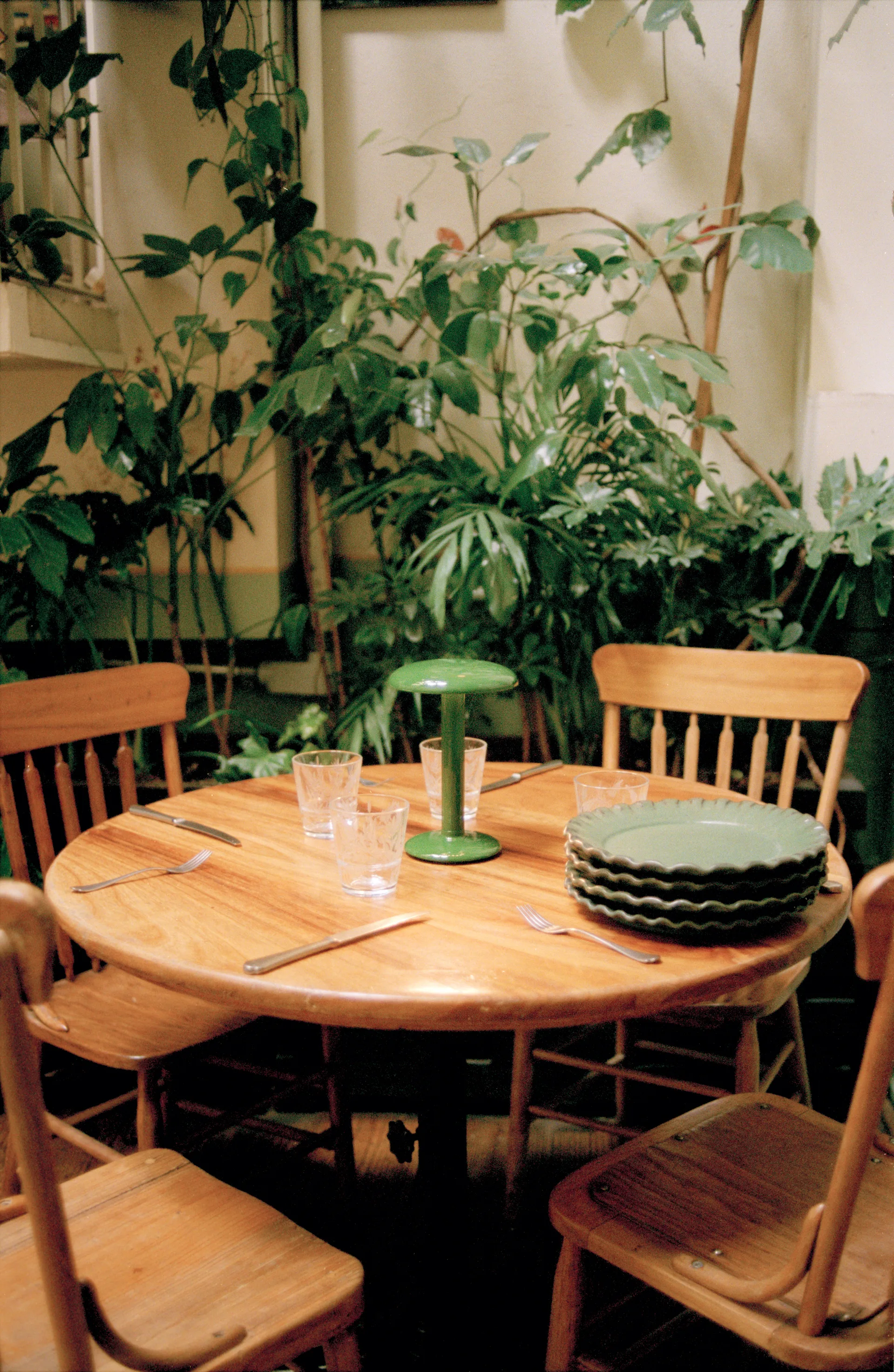 Przenośna lampa stołowa Gustave Residential, Lacquered green Flos