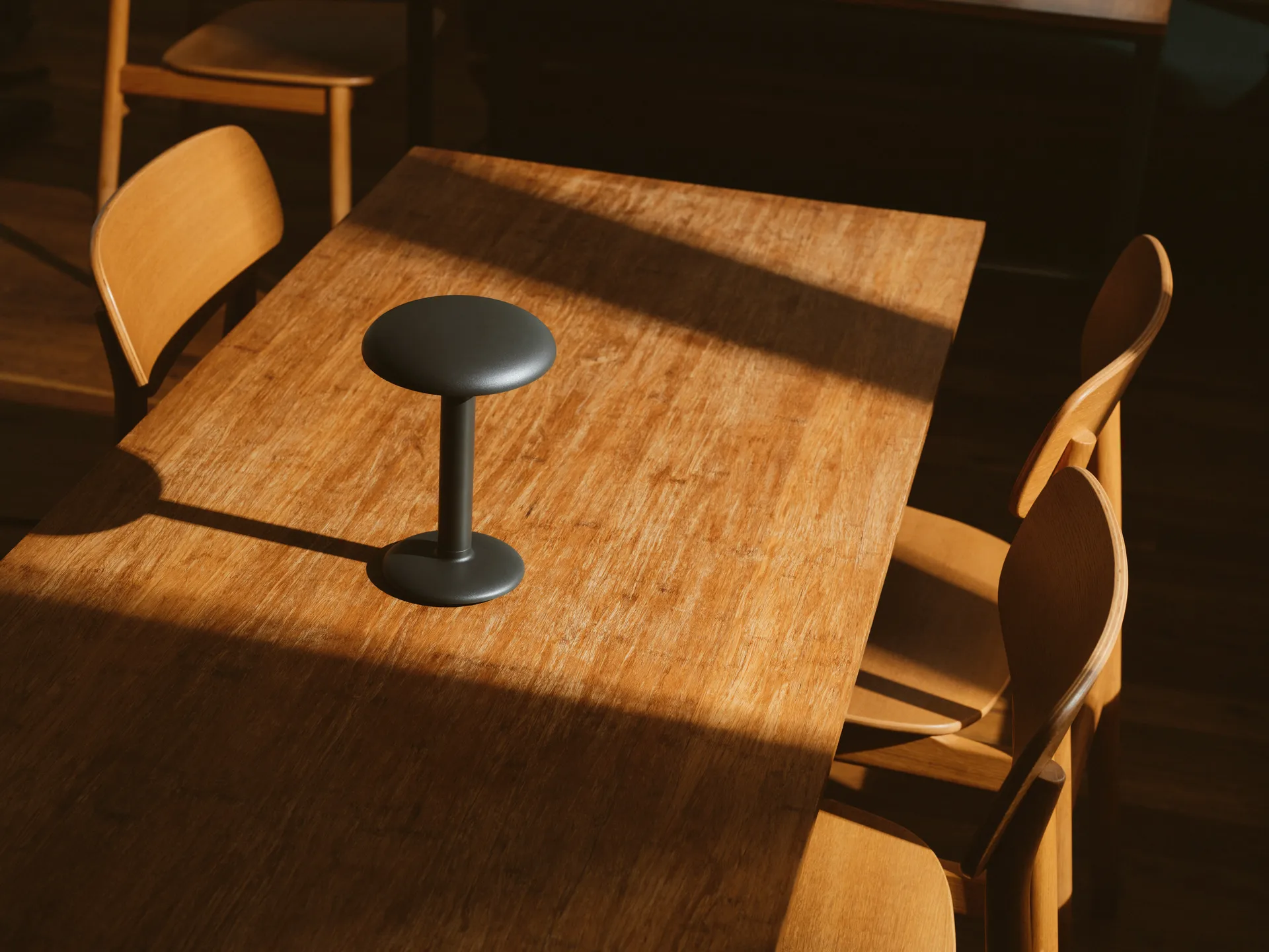 Przenośna lampa stołowa Gustave Residential, Matte anthracite Flos