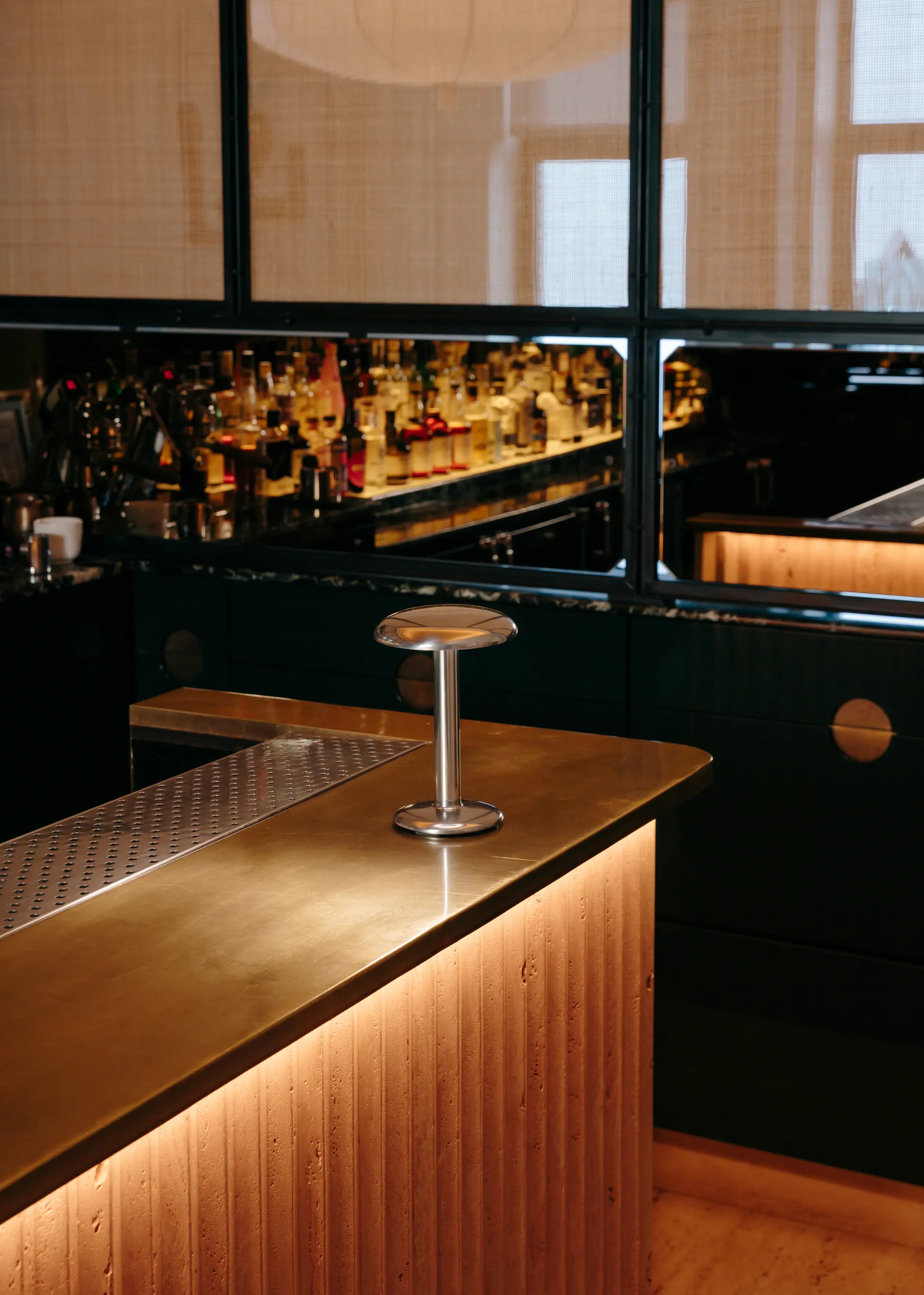 Przenośna lampa stołowa Gustave Residential, Polished silver Flos