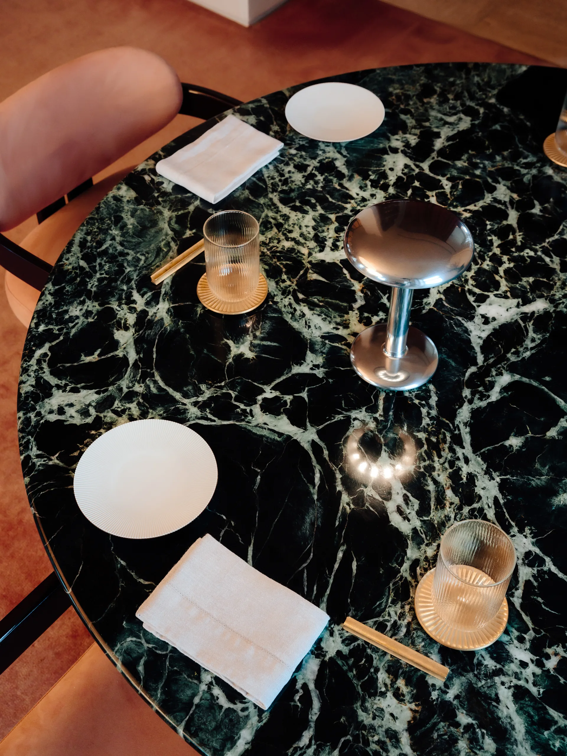 Przenośna lampa stołowa Gustave Residential, Polished silver Flos