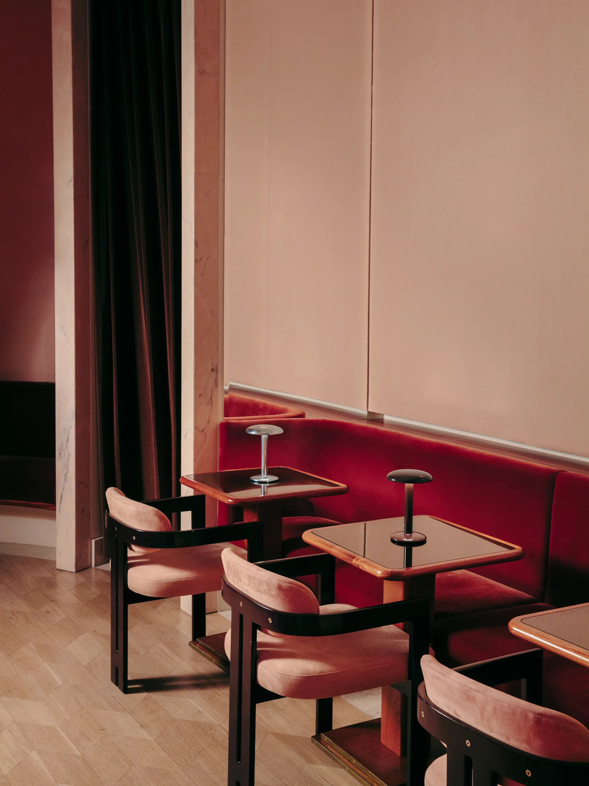 Przenośna lampa stołowa Gustave Residential, Polished silver Flos