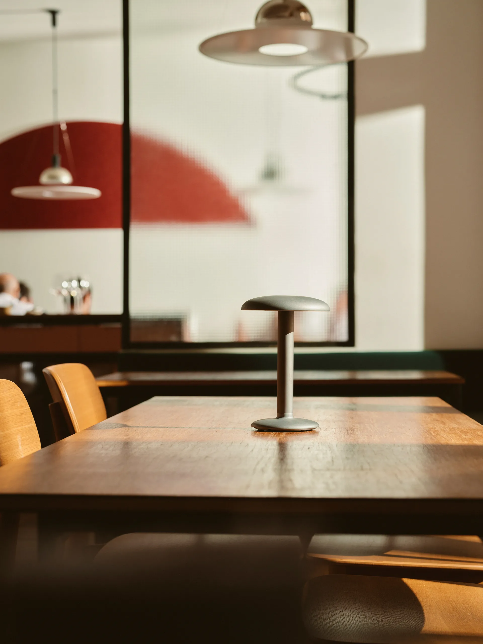 Przenośna lampa stołowa Gustave Residential, Raw aluminium Flos