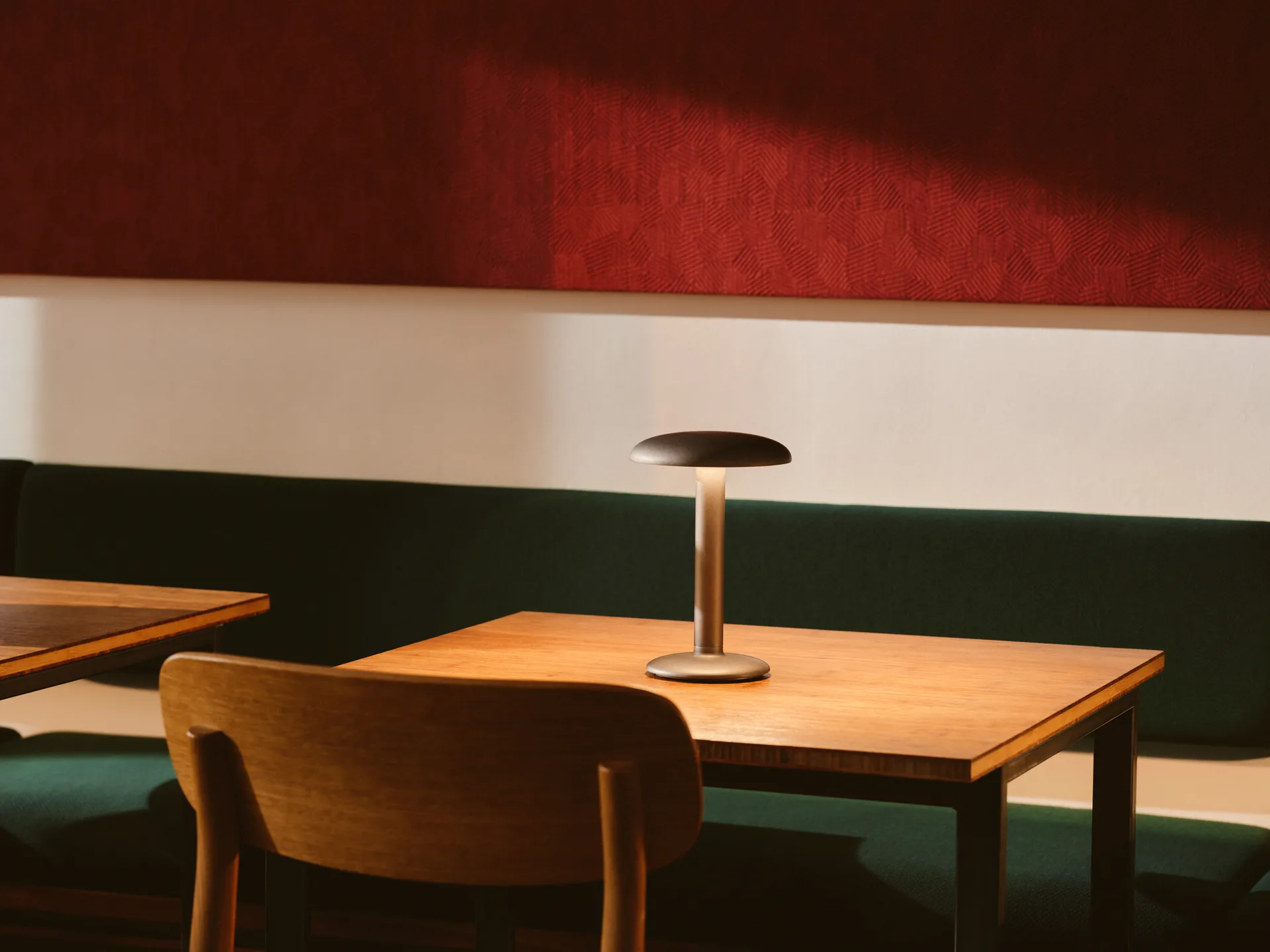 Przenośna lampa stołowa Gustave Residential, Raw aluminium Flos