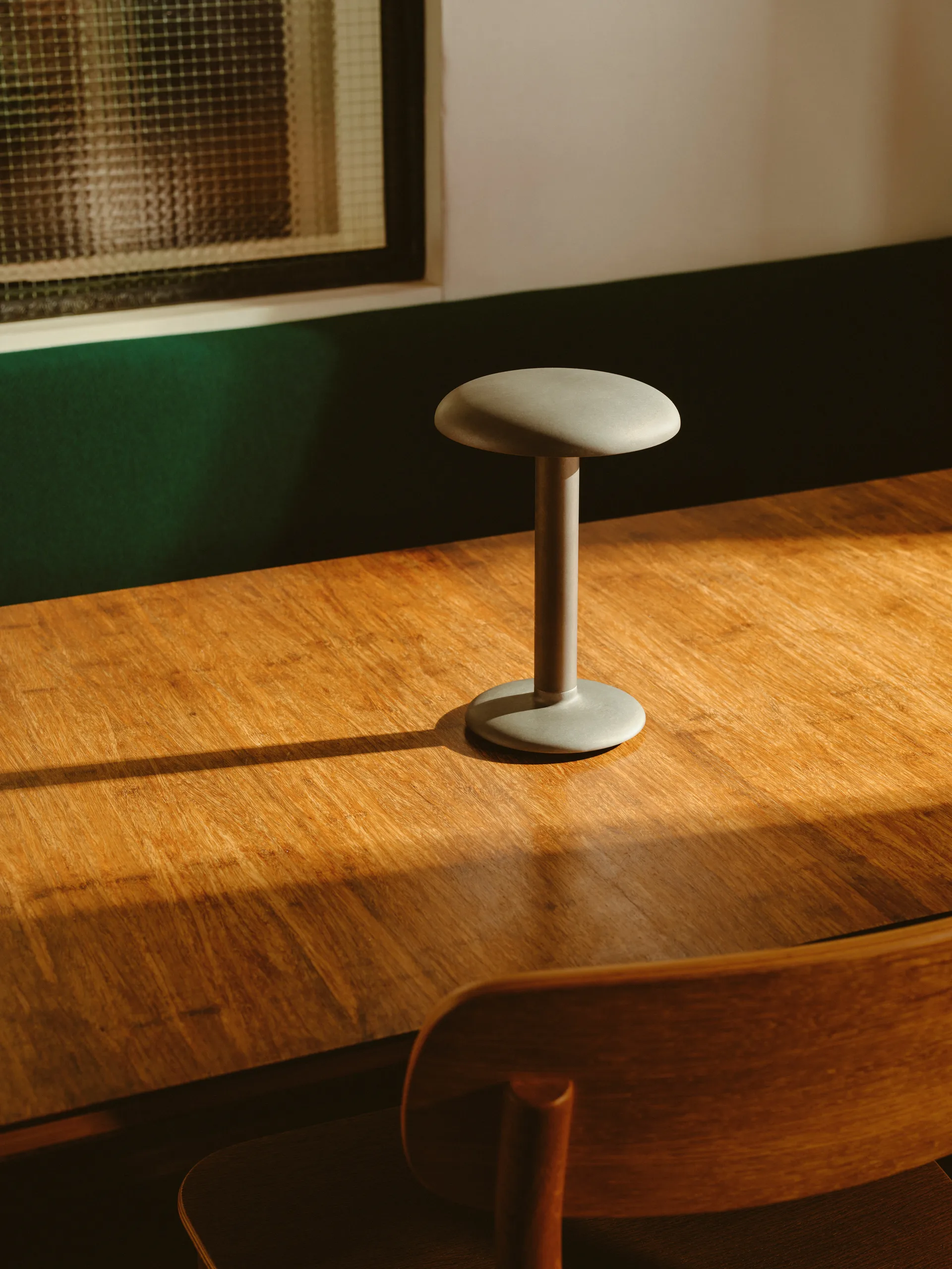 Przenośna lampa stołowa Gustave Residential, Raw aluminium Flos