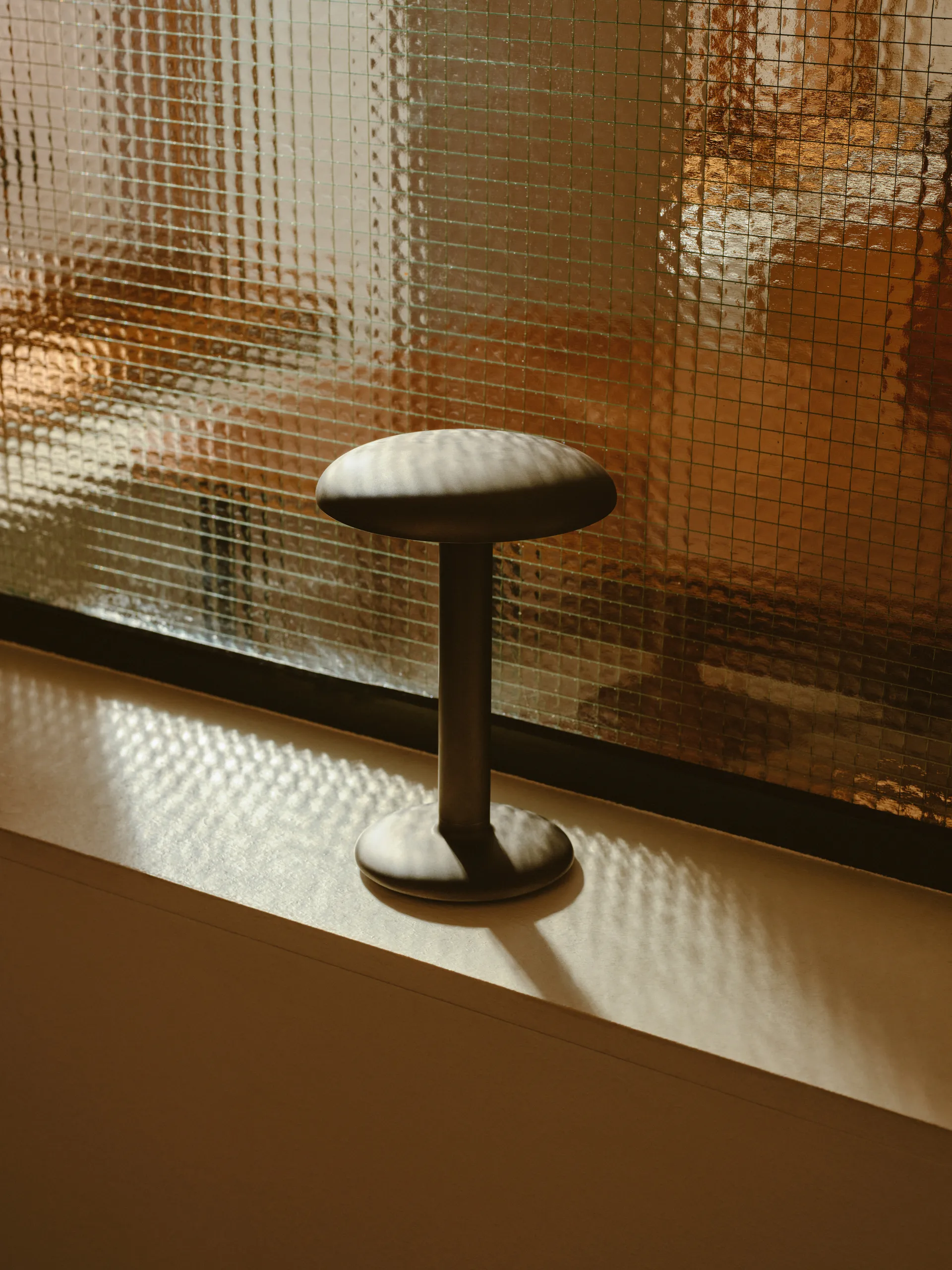 Przenośna lampa stołowa Gustave Residential, Raw aluminium Flos