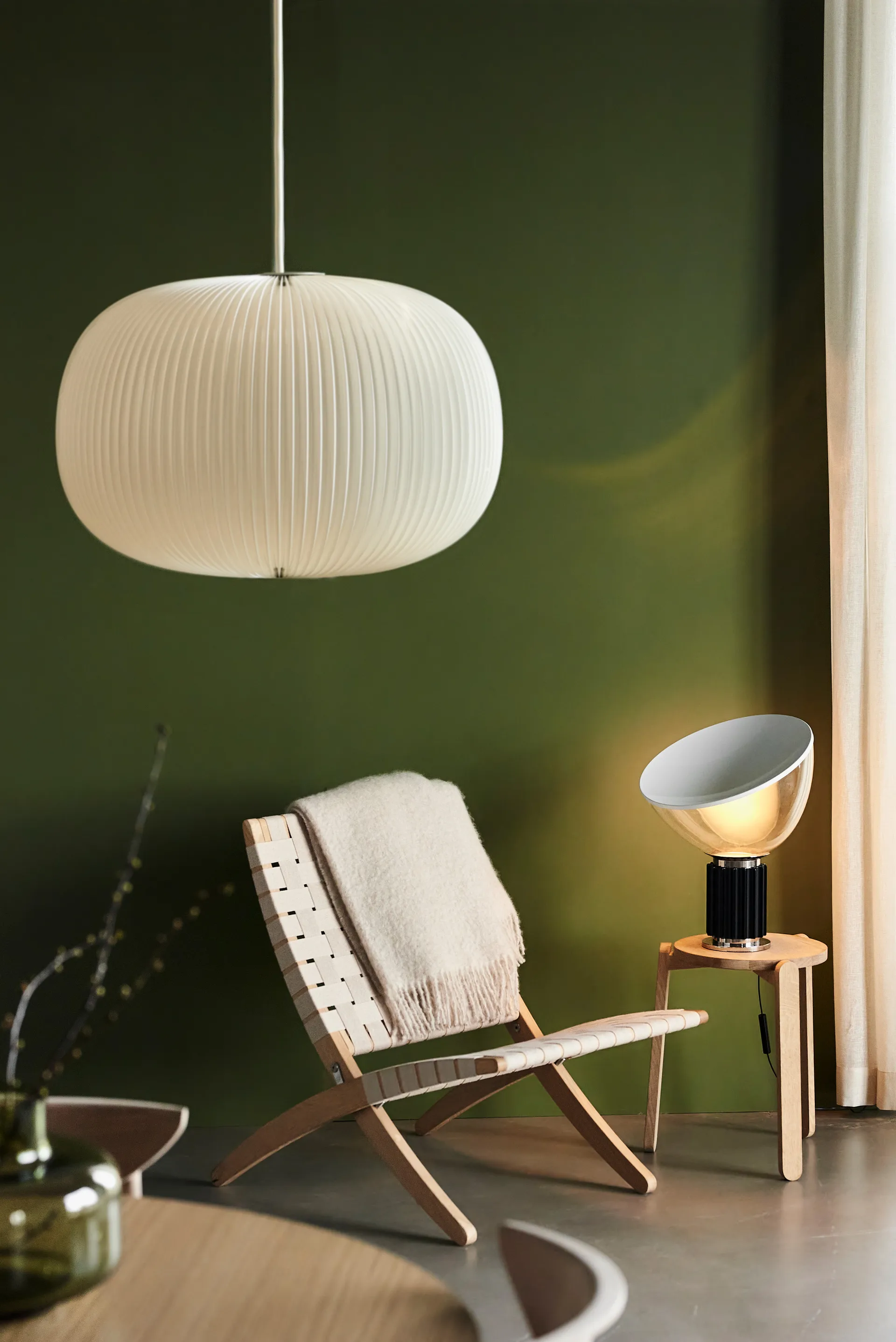 Taccia Small lampa stołowa LED 48,5 cm, Czarny, szklana kopuła Flos