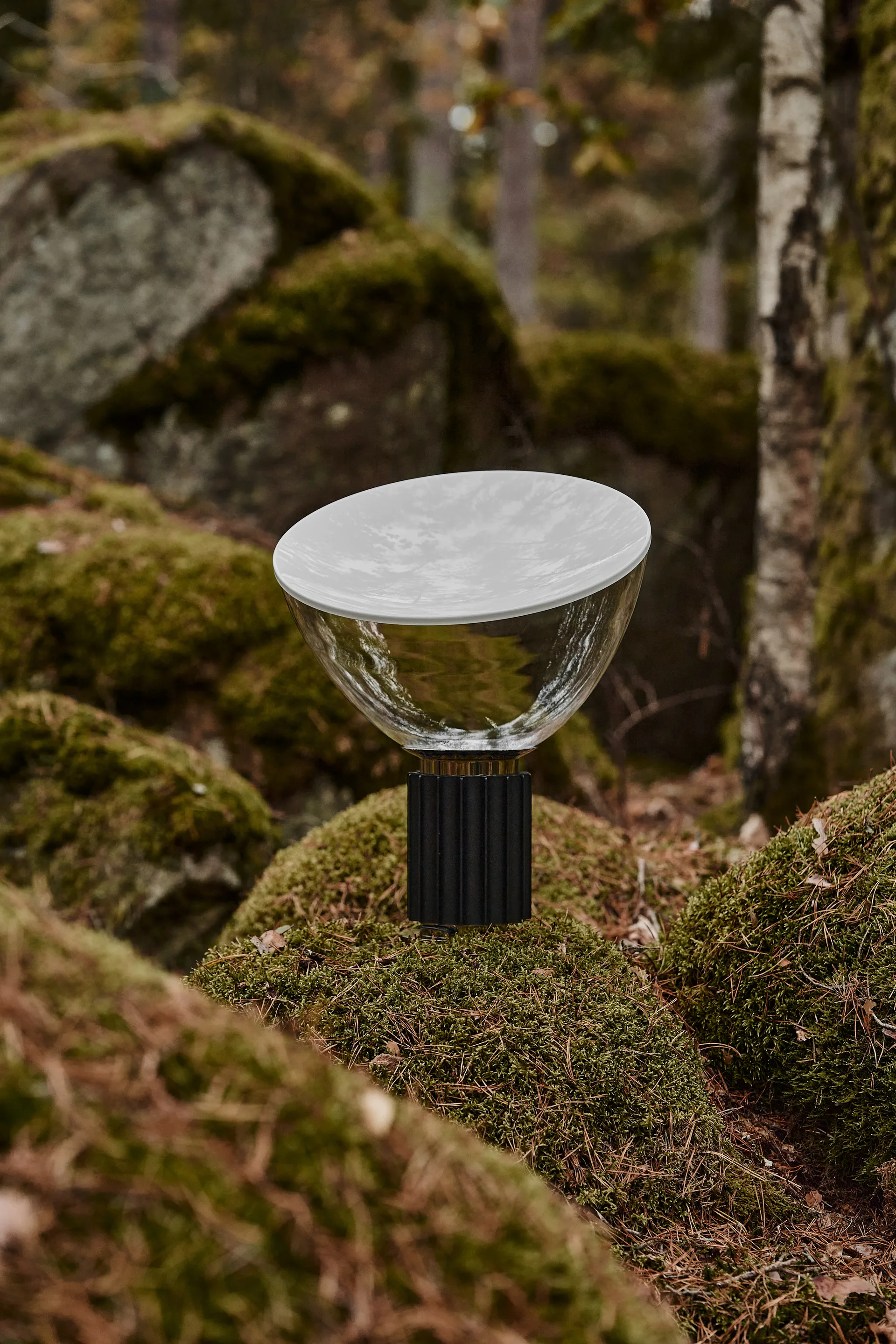 Taccia Small lampa stołowa LED 48,5 cm, Czarny, szklana kopuła Flos