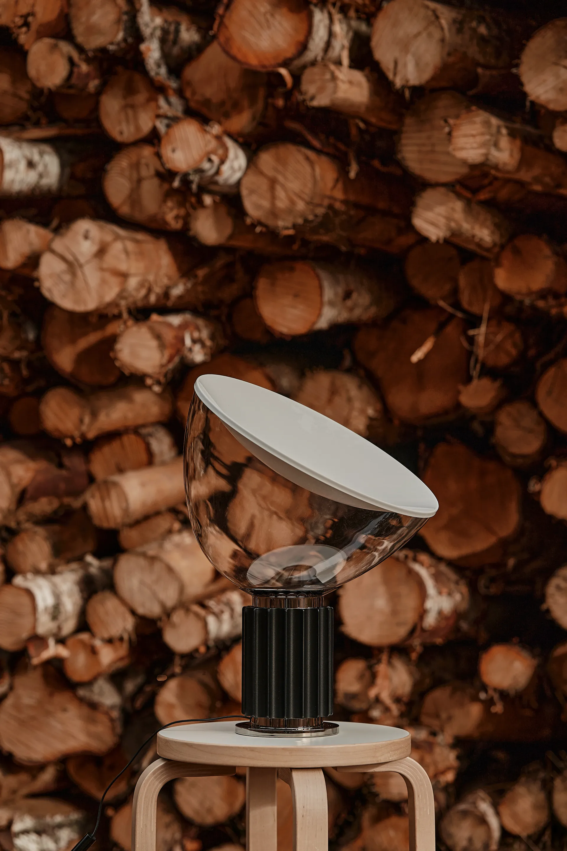 Taccia Small lampa stołowa LED 48,5 cm, Czarny, szklana kopuła Flos