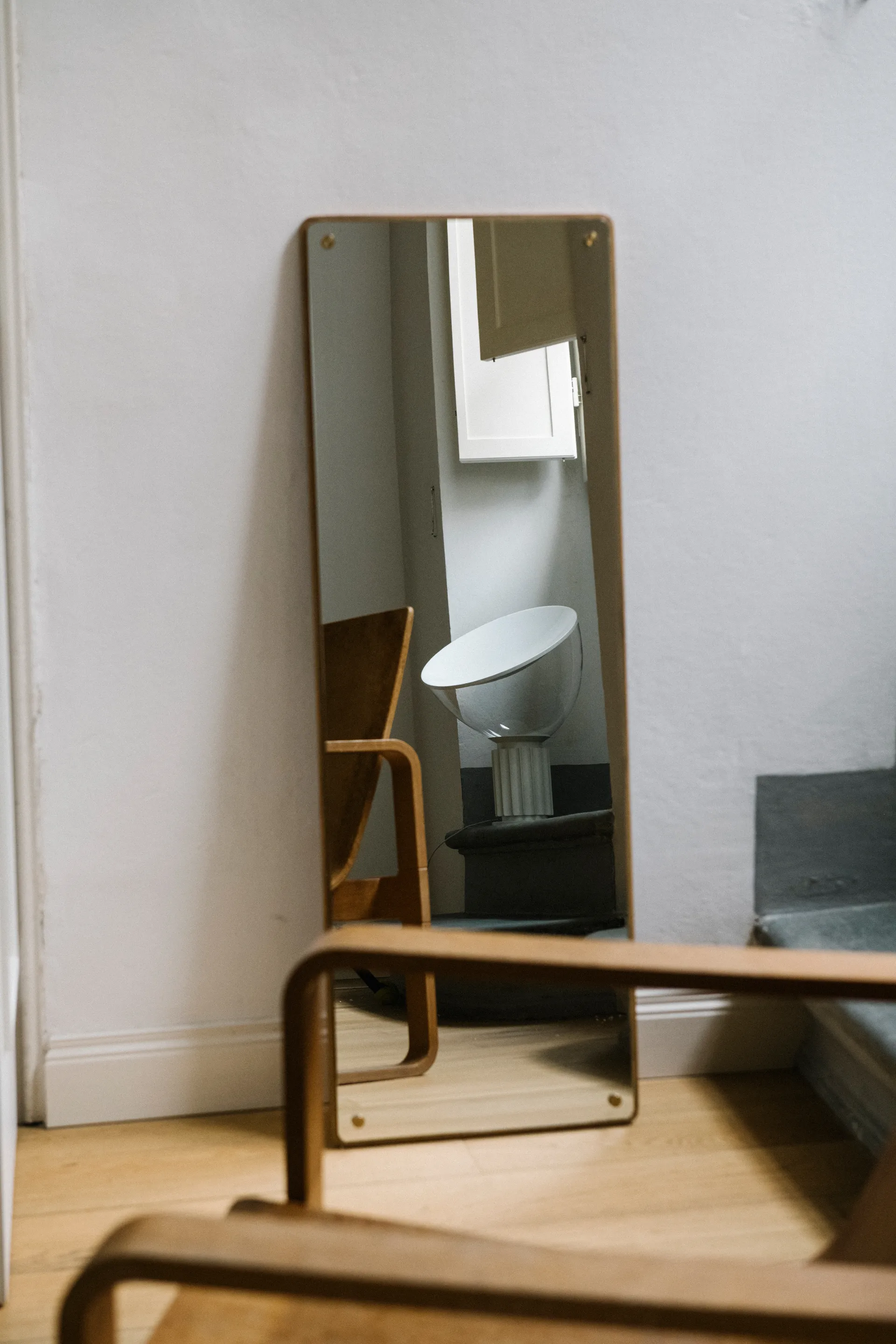 Taccia Small lampa stołowa LED 48,5 cm, Matowy biały, szklana kopuła Flos