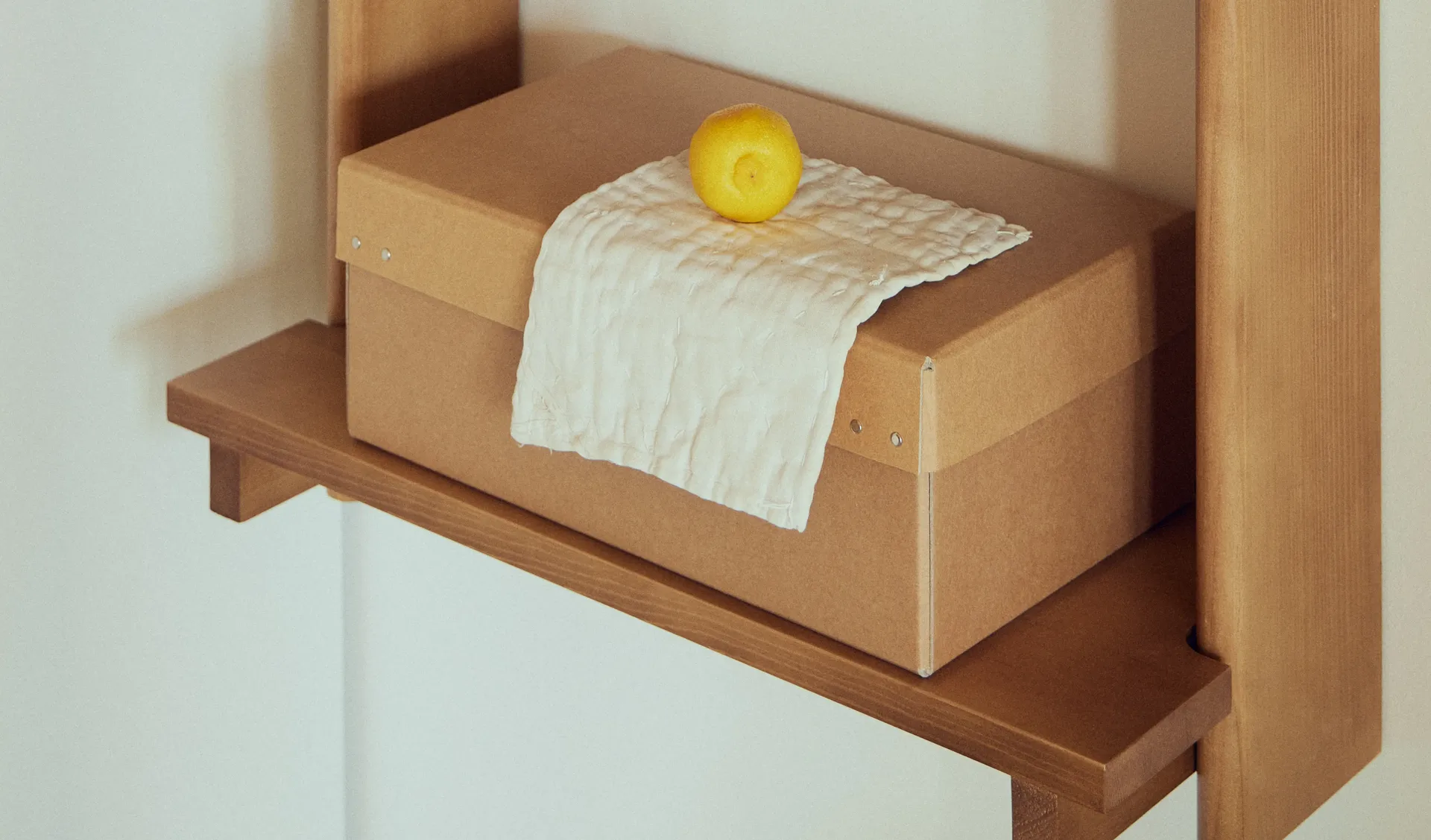Półka ścienna Beam Shelf, Deep brown pine, 60x90,5x25 cm Form & Refine