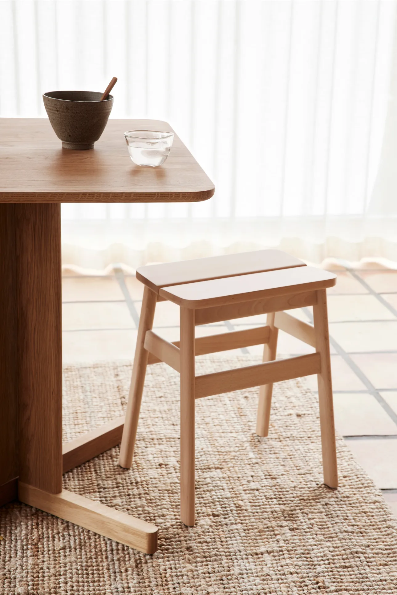 Taboret okrągły Angle Standard 45 cm, Buk, Ø32x46 cm Form & Refine