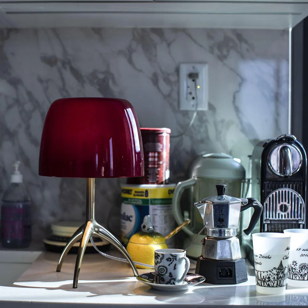 Lampa stołowa Lumiere Piccola Dimbar, Wiśniowy klosz–stopka aluminiowa Foscarini