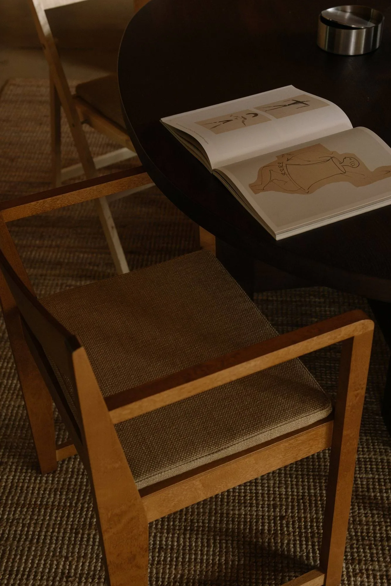 Krzesło z podłokietnikami Armrest Chair 01, Brzoza ciemnobrązowa FRAMA