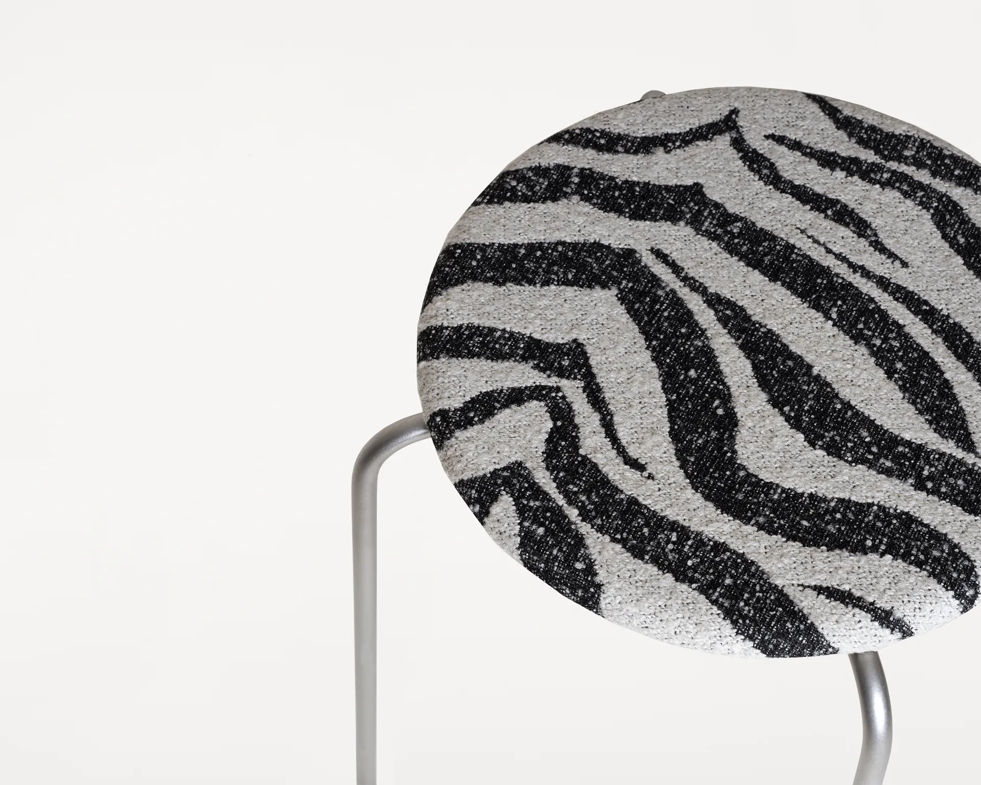 Okrągły taboret Petit Rond, Stal nierdzewna-tkanina Zebra FRAMA