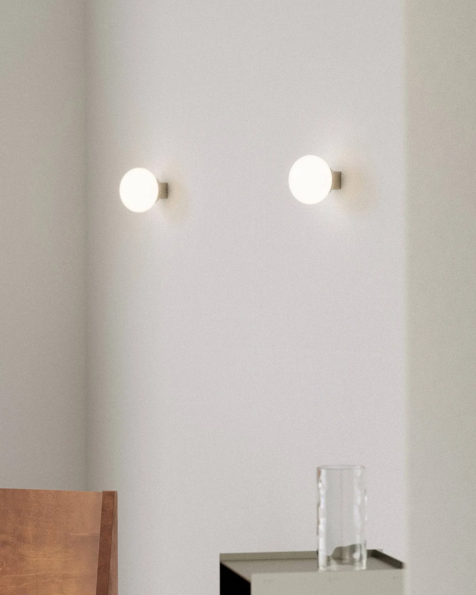 Plafon Ovoid Sconce, Stal nierdzewna, szkło opalowe FRAMA