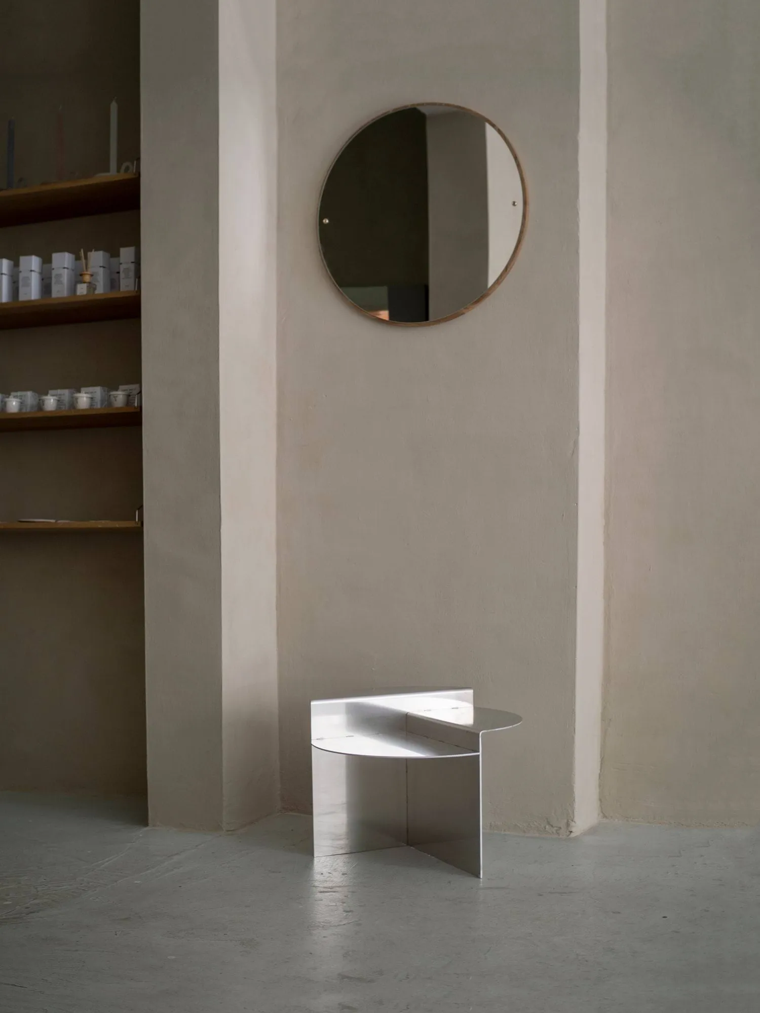 Stolik boczny Rivet, Aluminium, Ø51,3x40 cm FRAMA