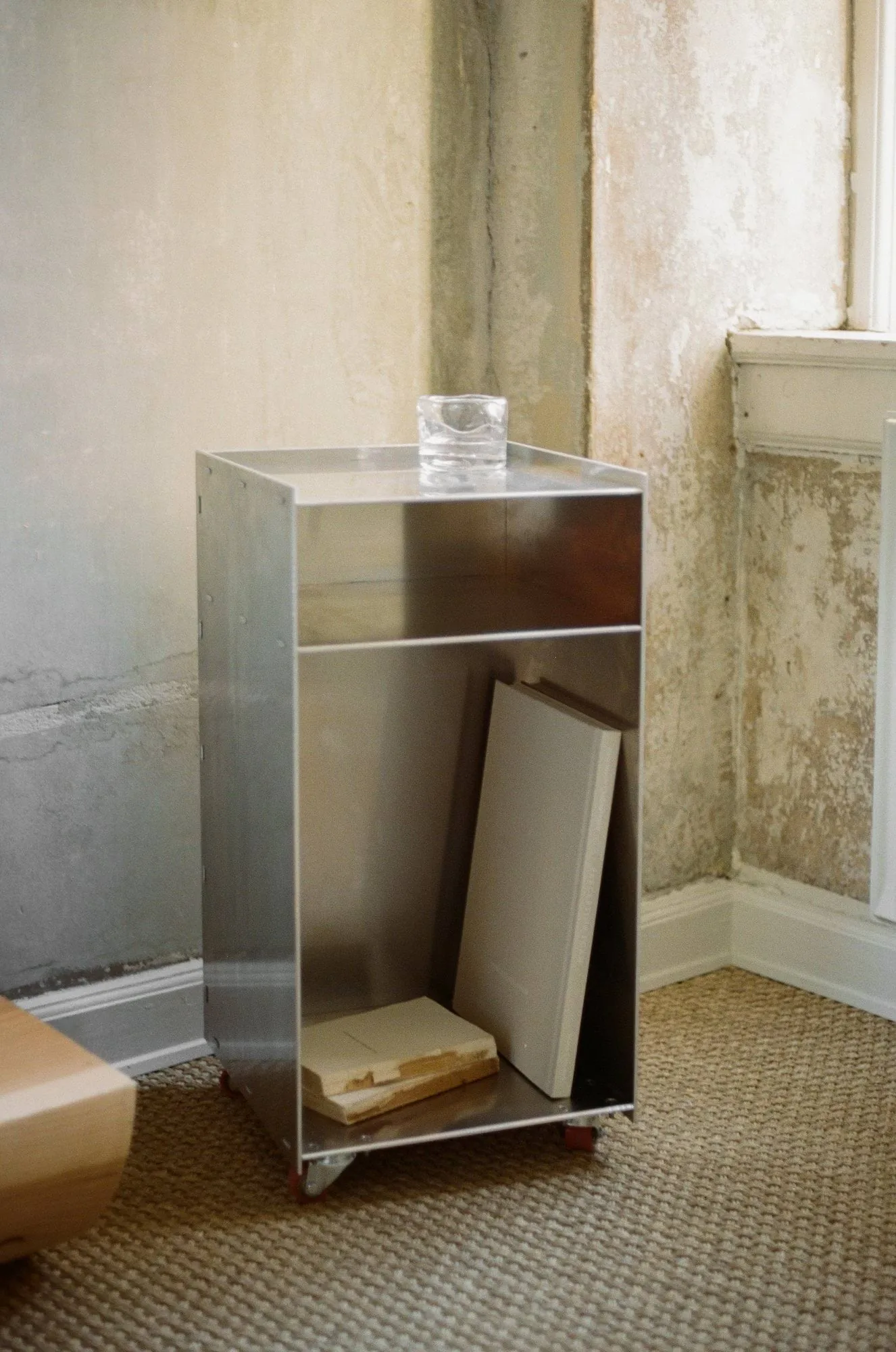 Stolik pomocniczy na kółkach Rivet Cart, Aluminium, 32,8x33,8x65 cm FRAMA