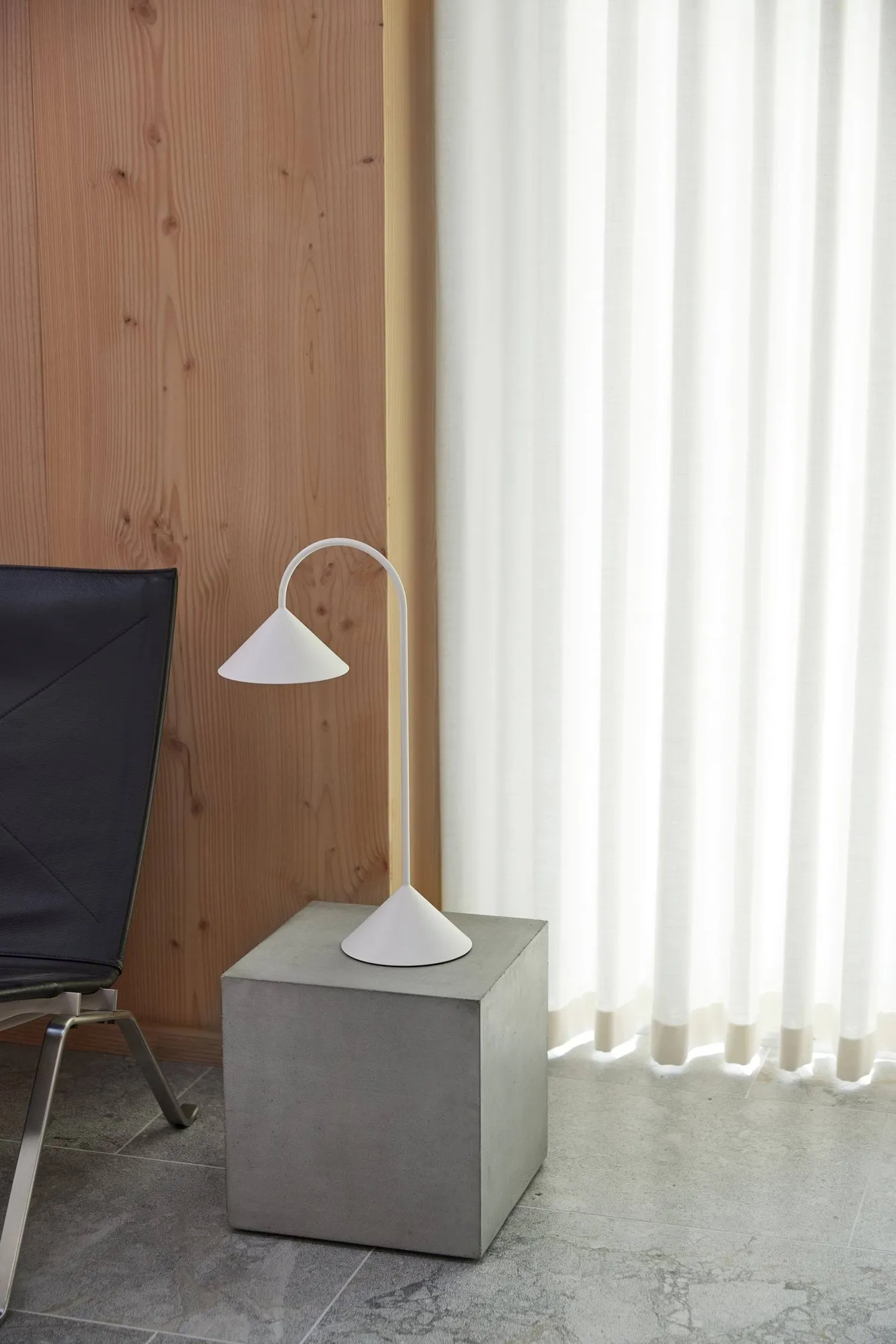 Lampa stołowa przenośna Grasp, Matt White, 47 cm Frandsen