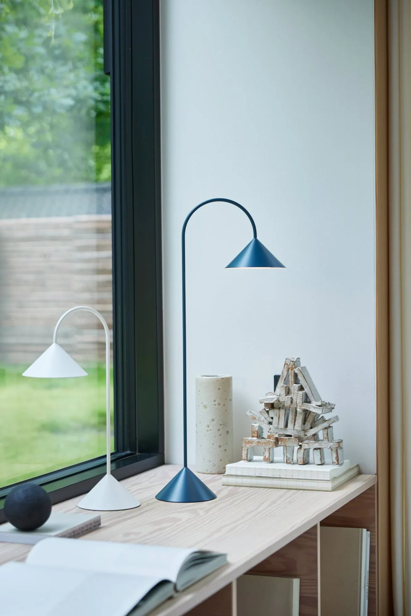 Lampa stołowa przenośna Grasp, Matt White, 47 cm Frandsen