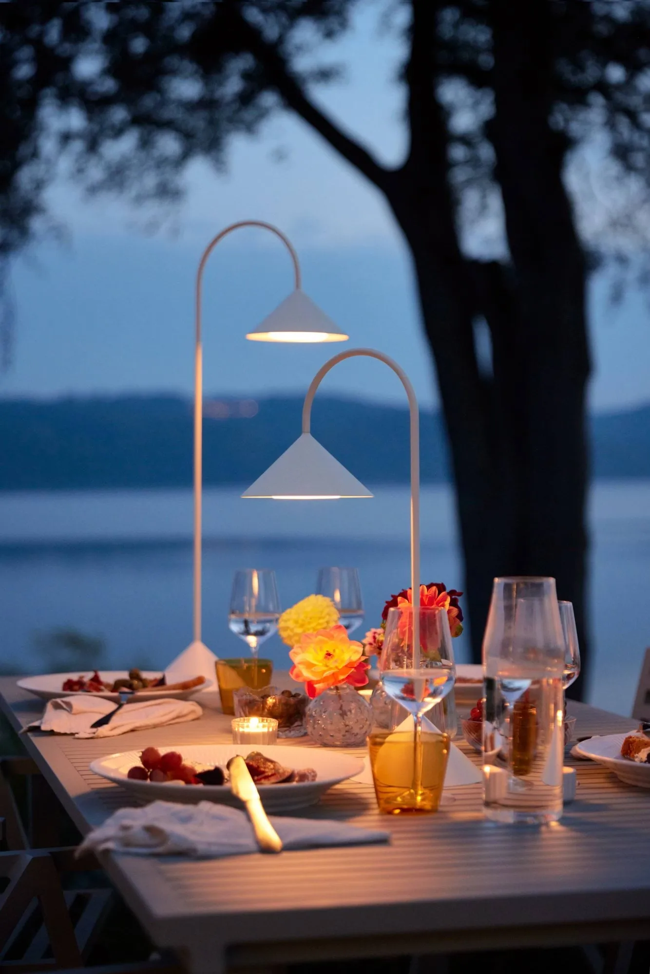 Lampa stołowa przenośna Grasp, Matt White, 47 cm Frandsen