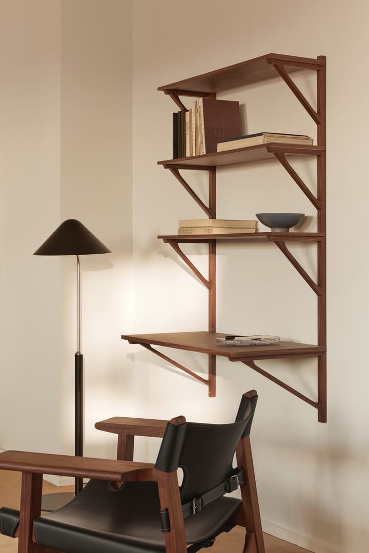BM29 p�ółka z biurkiem 78x134 cm, Drewno orzecha włoskiego lakierowane Fredericia Furniture