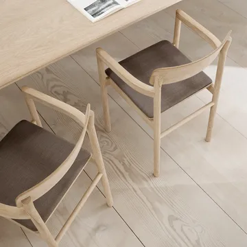 Fotel z podłokietnikami Post 3446 - Skóra premium 88-czarny lakieowany dąb - Fredericia Furniture