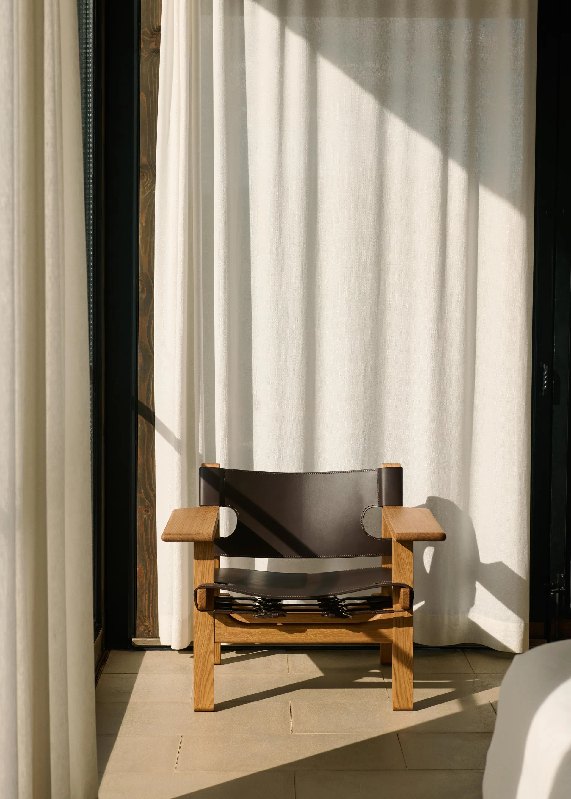 krzesło fotelowe The Spanish Chair, Skóra ciemnobrązowa - dąb olejowany Fredericia Furniture