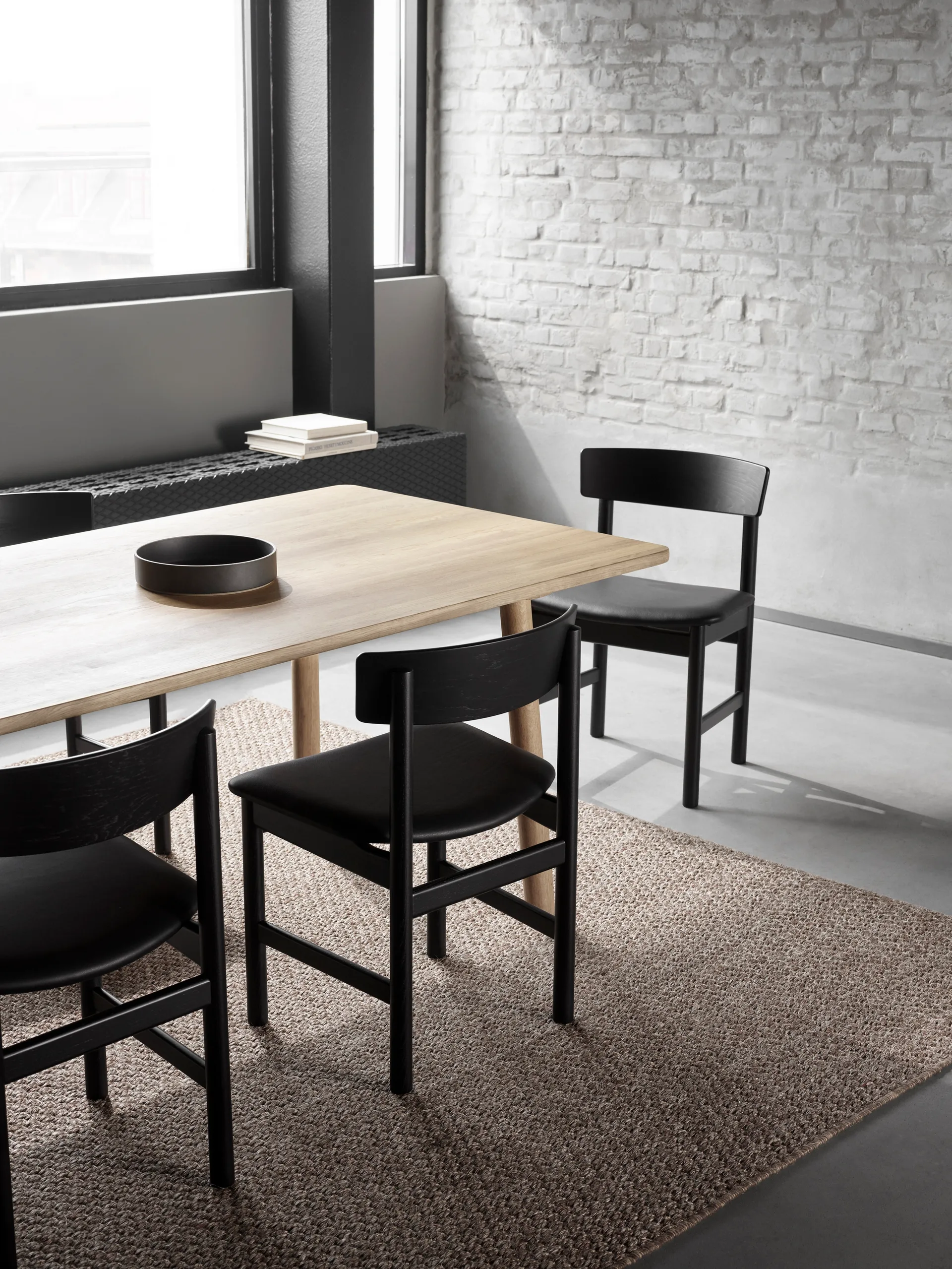 Krzesło J39, Czarny lakierowany buk-skóra Omni 301 czarna Fredericia Furniture