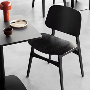 Krzesło Søborg wood  - Dąb czarny lakierowany - stelaż czarny lakierowany - Fredericia Furniture