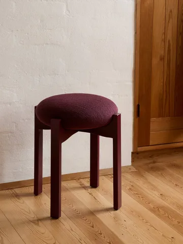 Podnóżek Pioneer, niski - Odino RC43 bordeaux-bordeaux buk - Fredericia Furniture