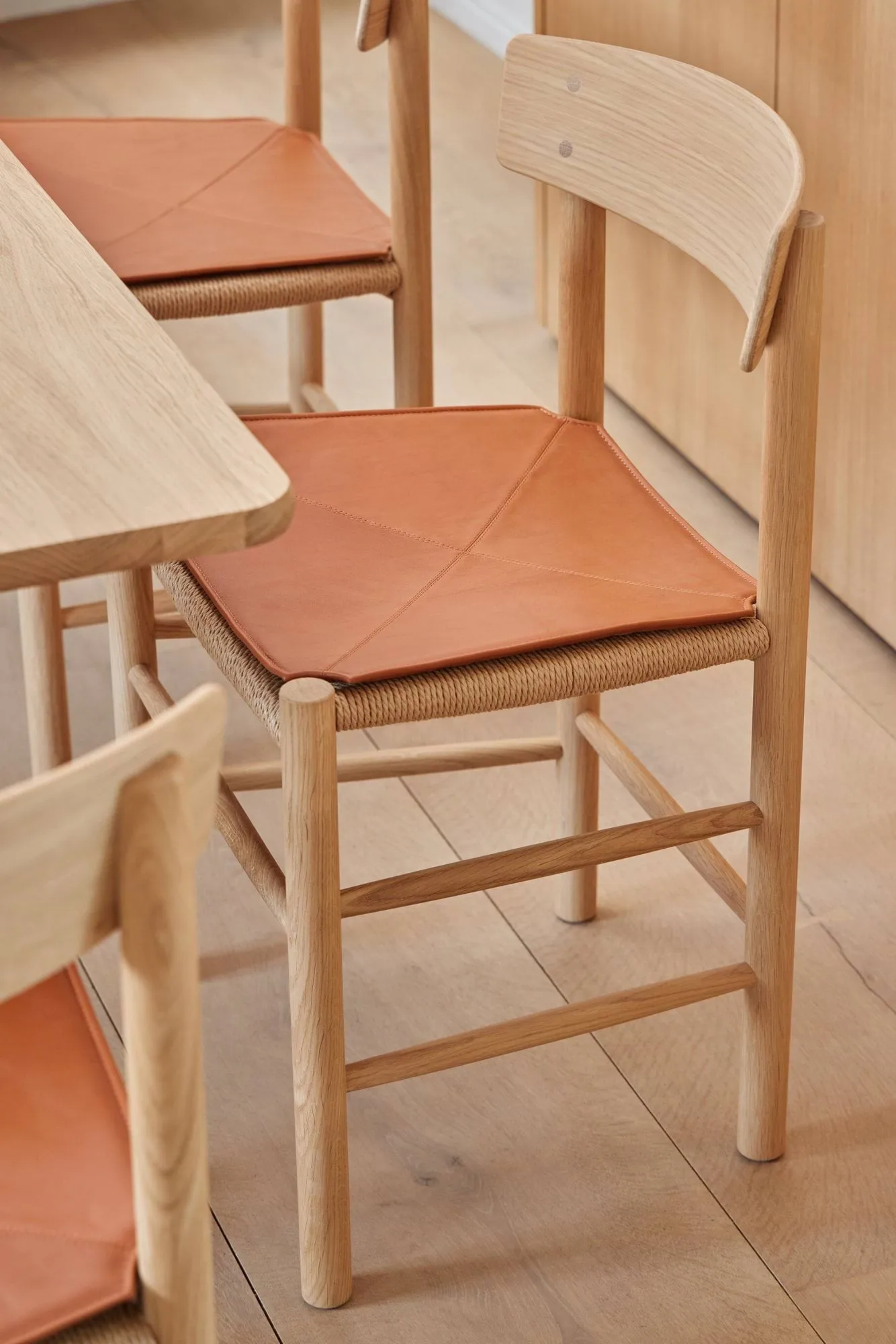 Poduszka siedziska ze skóry do krzesła J39, Skóra Cera 905 Russet Brown Fredericia Furniture