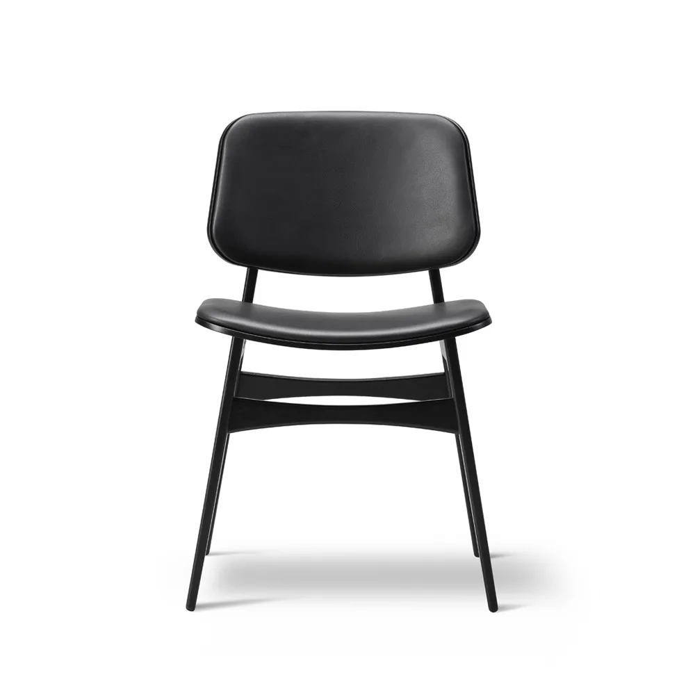 Søborg 3052 drewniana podstawa krzesło w pełni tapicerowane, Skóra omni 301 czarna, czarne lakierowane nogi dębowe Fredericia Furniture