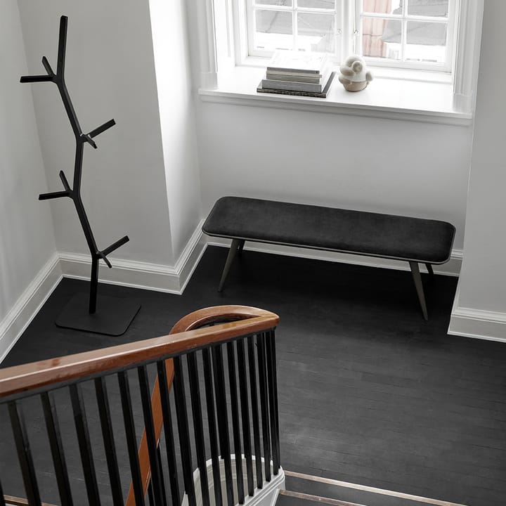 Wieszak Nara, Jesion czarny bejcowany - stal czarna lakierowana Fredericia Furniture