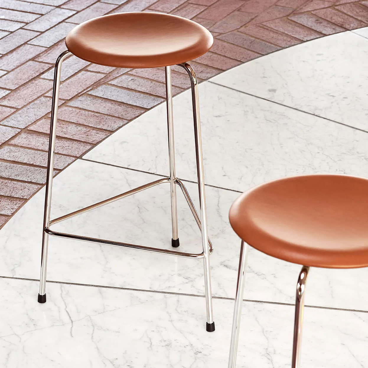 High Dot stołek skórzany, Wild leather walnut Fritz Hansen