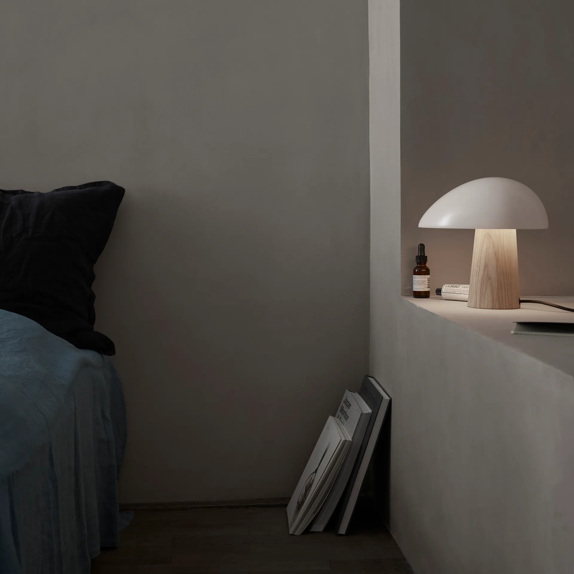 Lampa stołowa Night Owl jesion, Smokey white Fritz Hansen