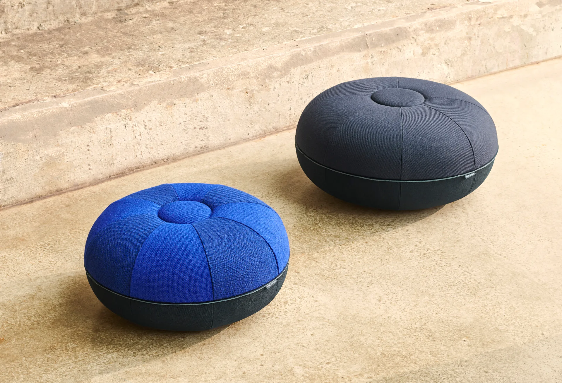 Pufa do siedzenia Pouf duża, Indigo Fritz Hansen