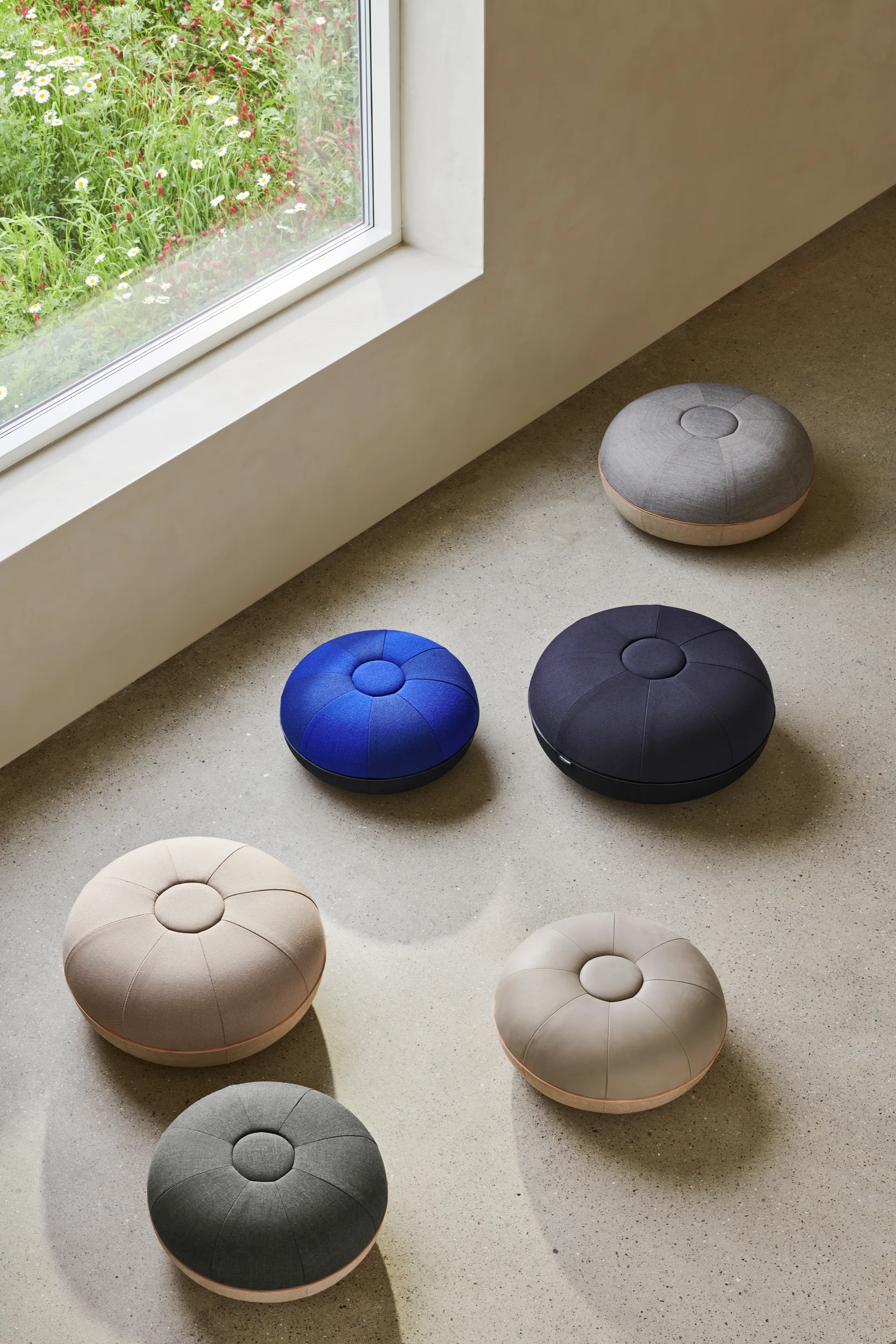 Pufa do siedzenia Pouf mała, Light grey Fritz Hansen