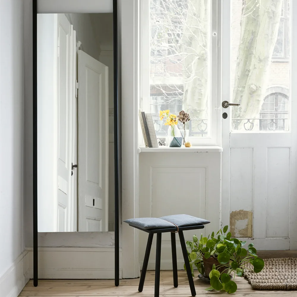 Stołek Georg, Len, dąb surowy, w tym poduszka z lnu Fritz Hansen