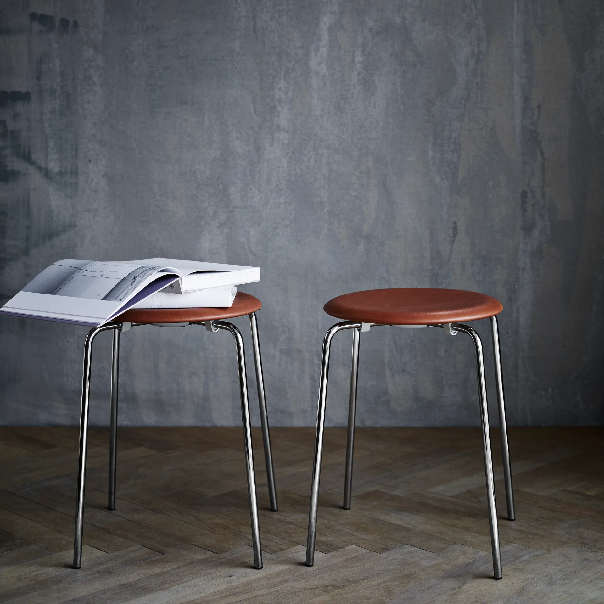 Stołek skórzany Dot , Wild leather walnut Fritz Hansen