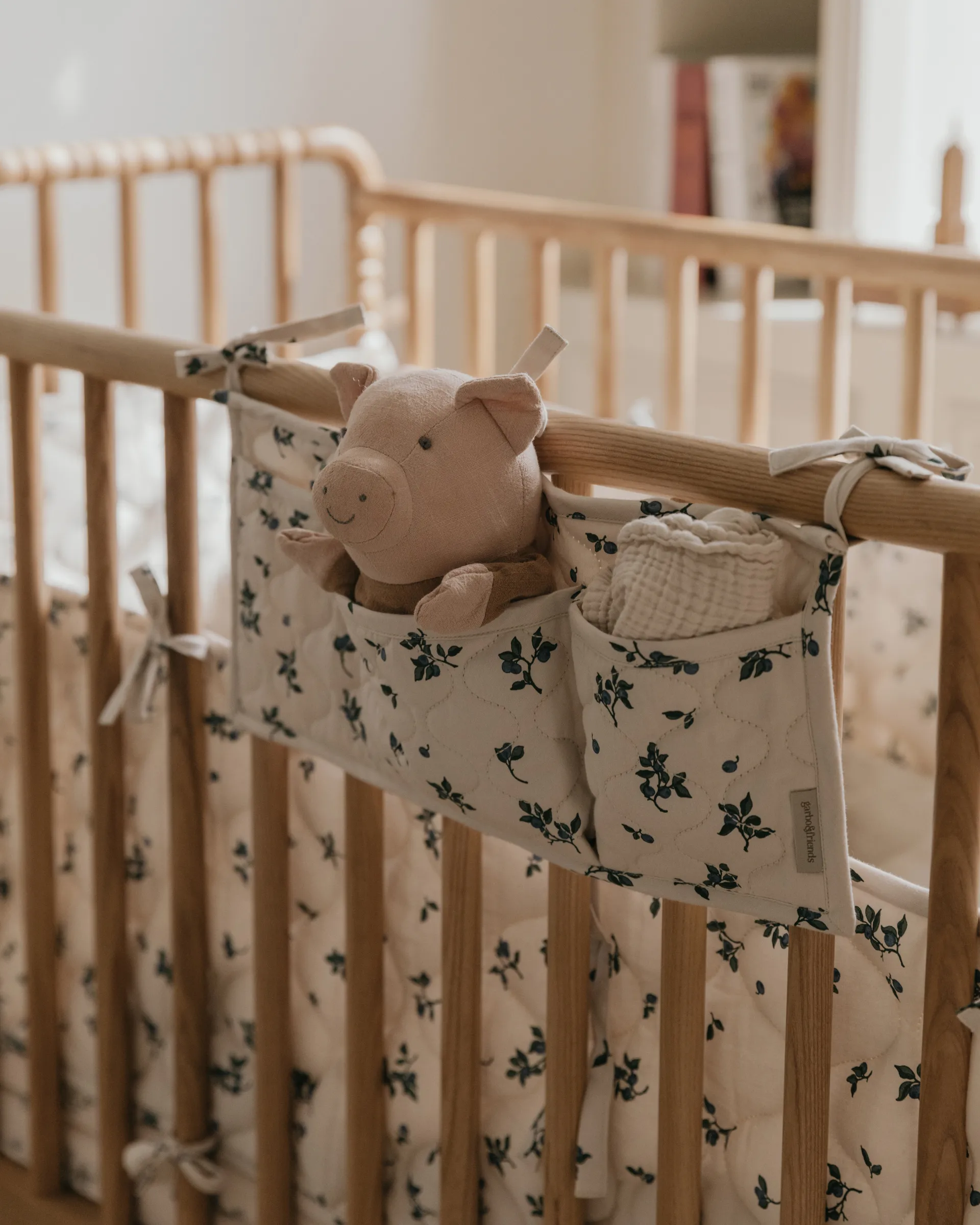 Kieszonka na łóżko Blueberry Satin, pikowana, 18x43 cm Garbo&Friends