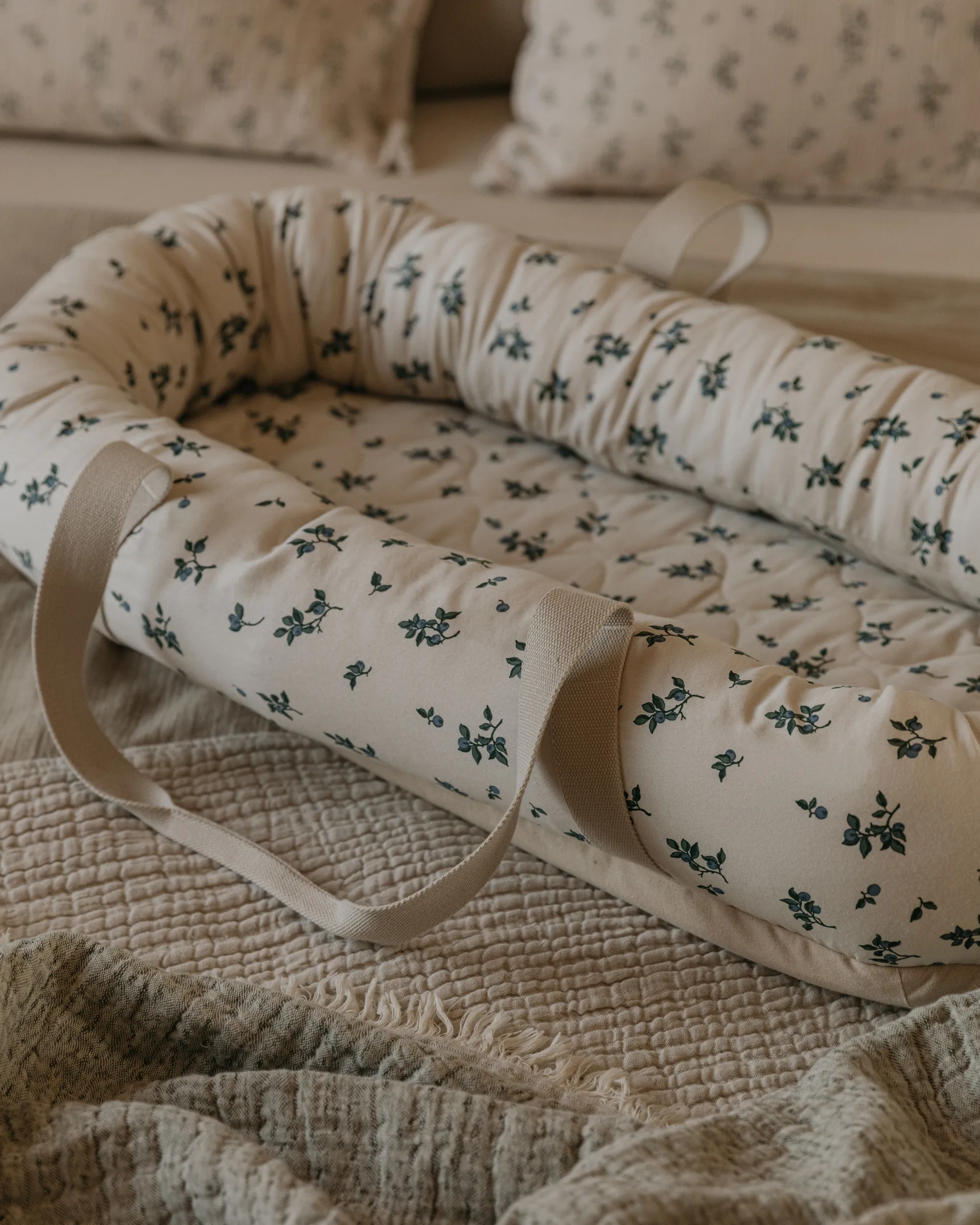 Kokon niemowlęcy Blueberry Satin, pikowany, 43x87x16 cm Garbo&Friends