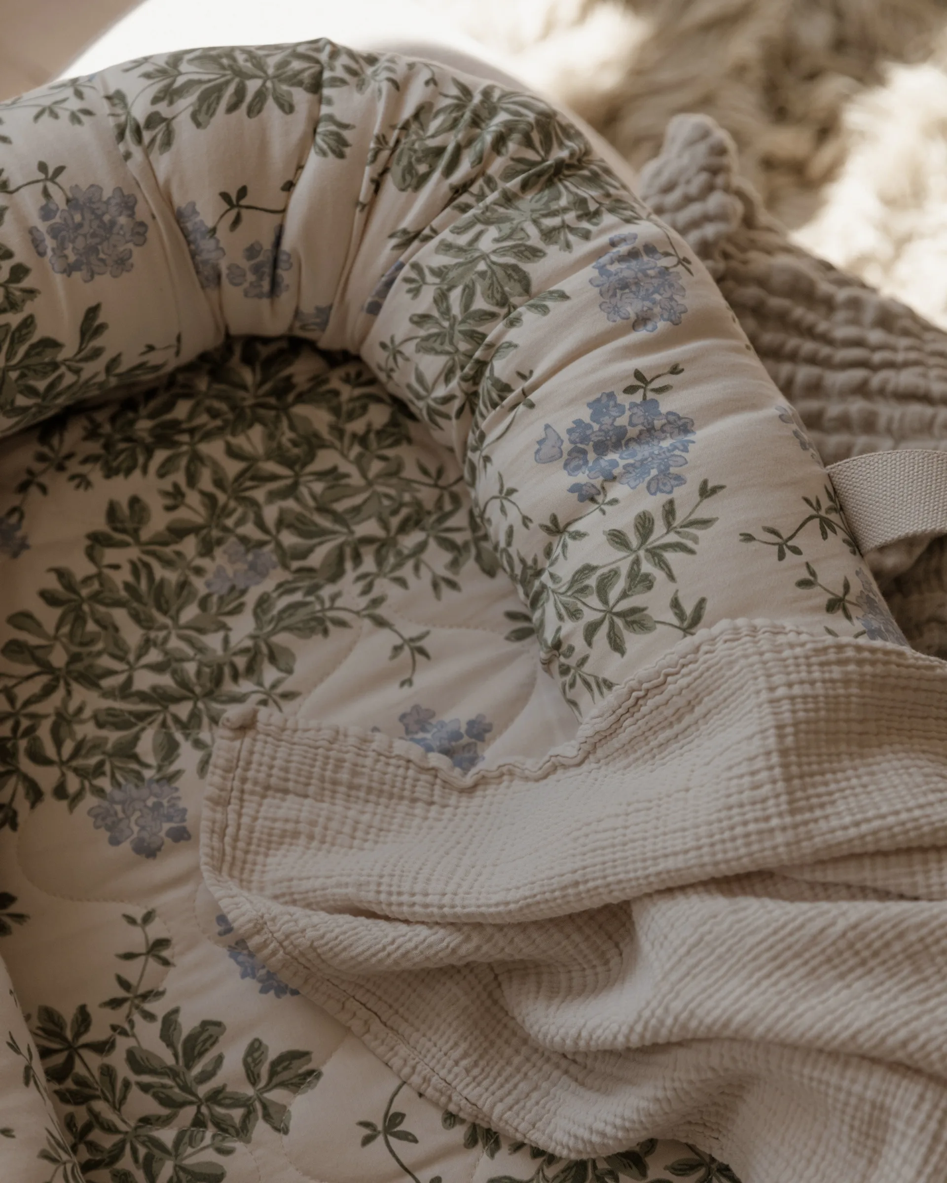 Kokon niemowlęcy Plumbago Satin, pikowany, 43x87x16cm Garbo&Friends