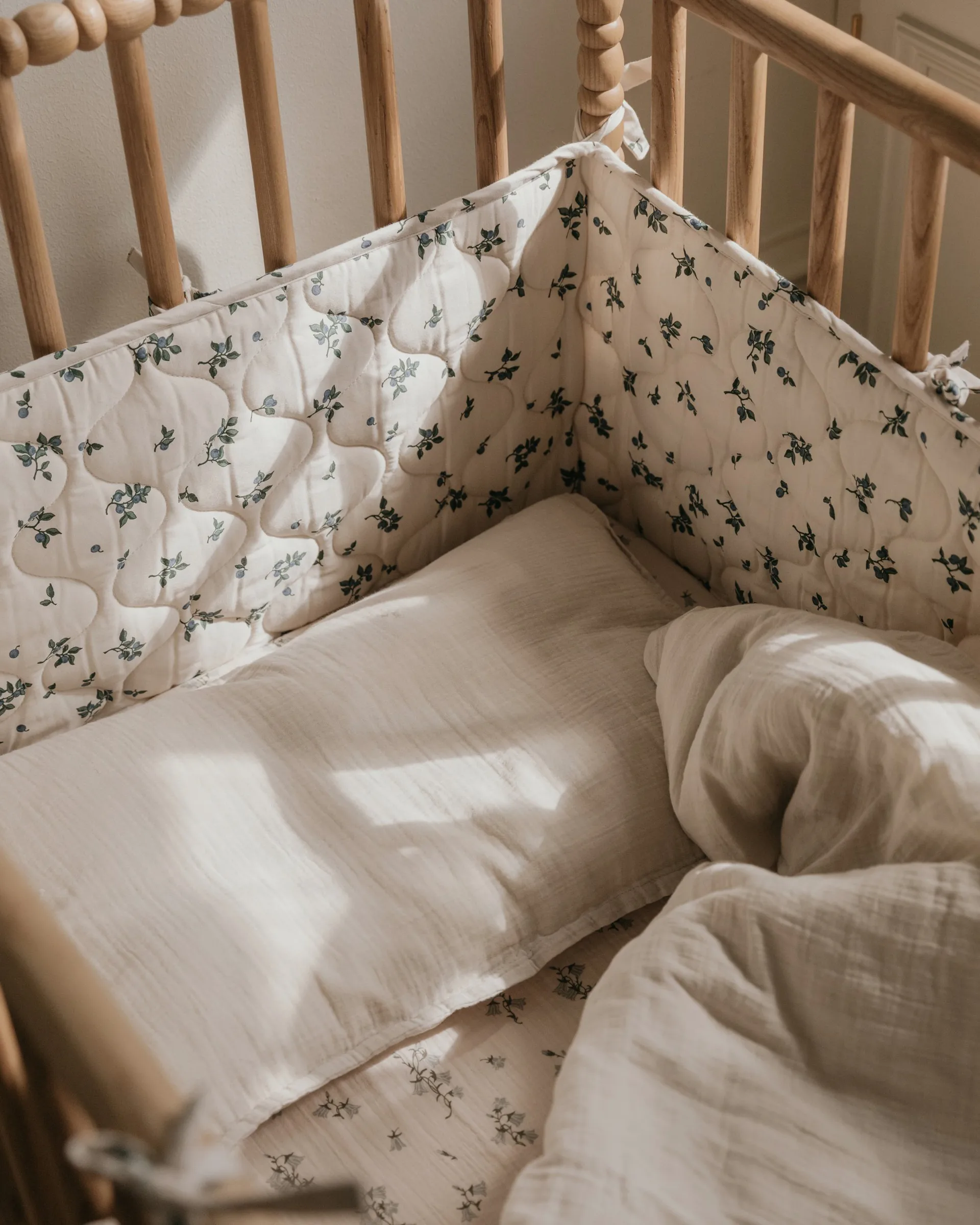 Ochraniacz do łóżeczka Blueberry Satin, pikowany, 30x360 cm Garbo&Friends