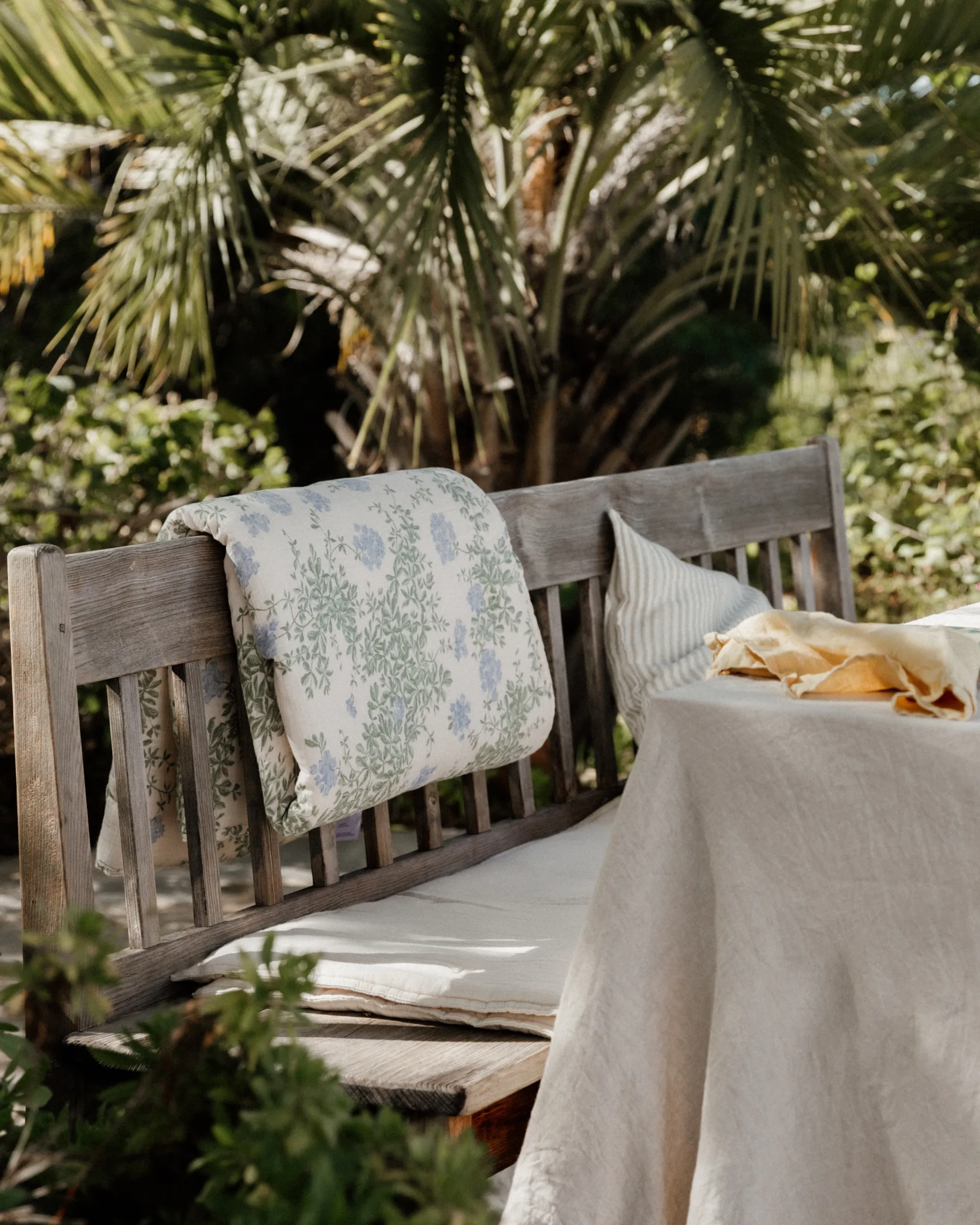 Plumbago Muslin wyściełany koc, 100x140 cm Garbo&Friends