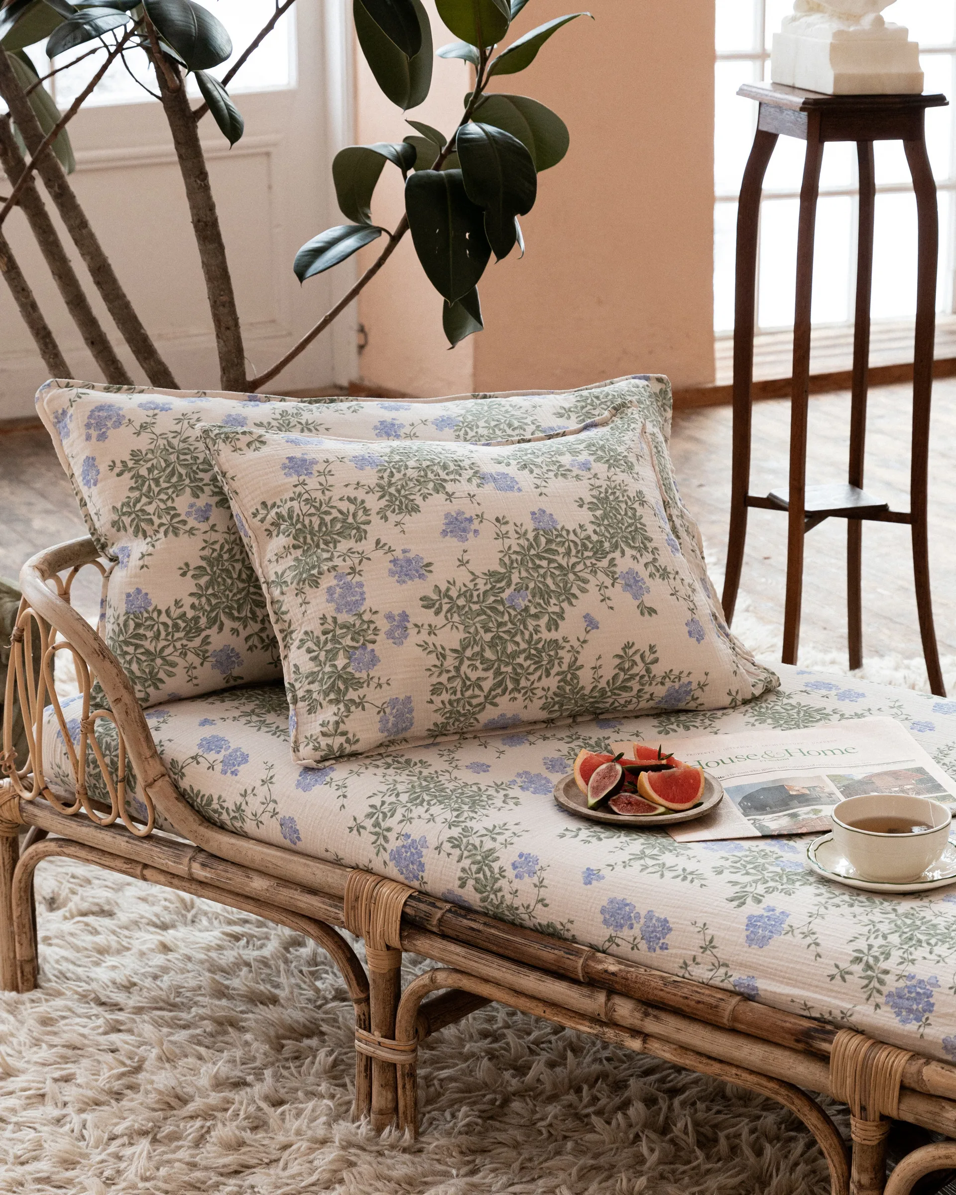 Poszewka na poduszkę Plumbago Muslin, 50x75cm Garbo&Friends